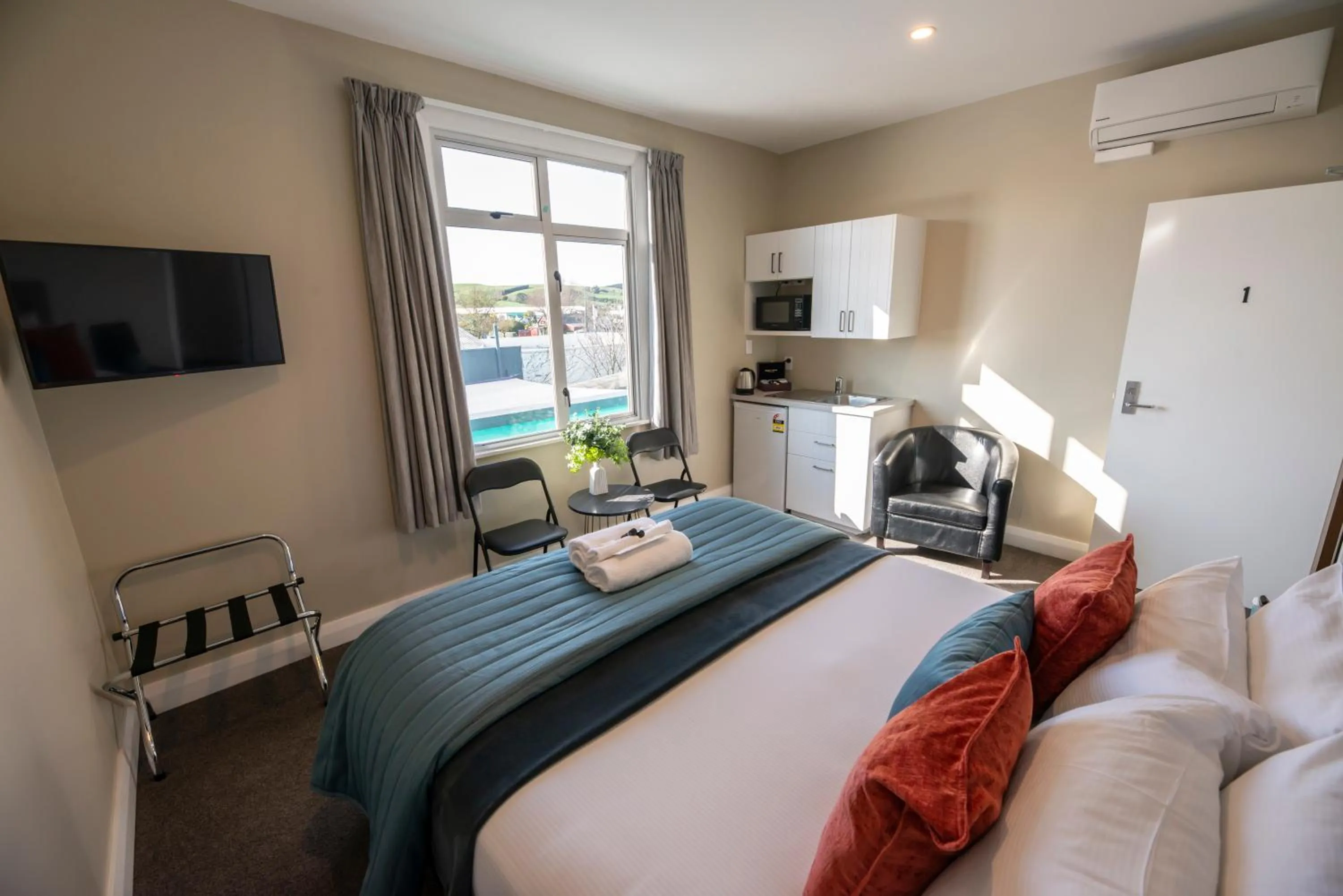 Bedroom, Bed in The Amberley Hotel