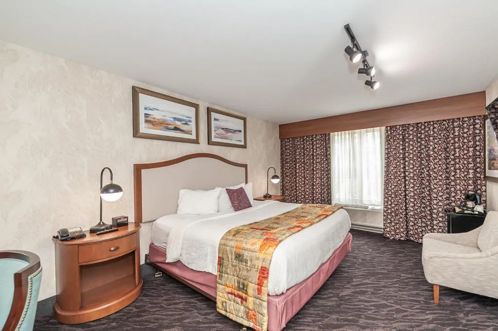 Bedroom, Bed in Bellissimo Hotel, Trademark by Wyndham Near Foxwoods Casino