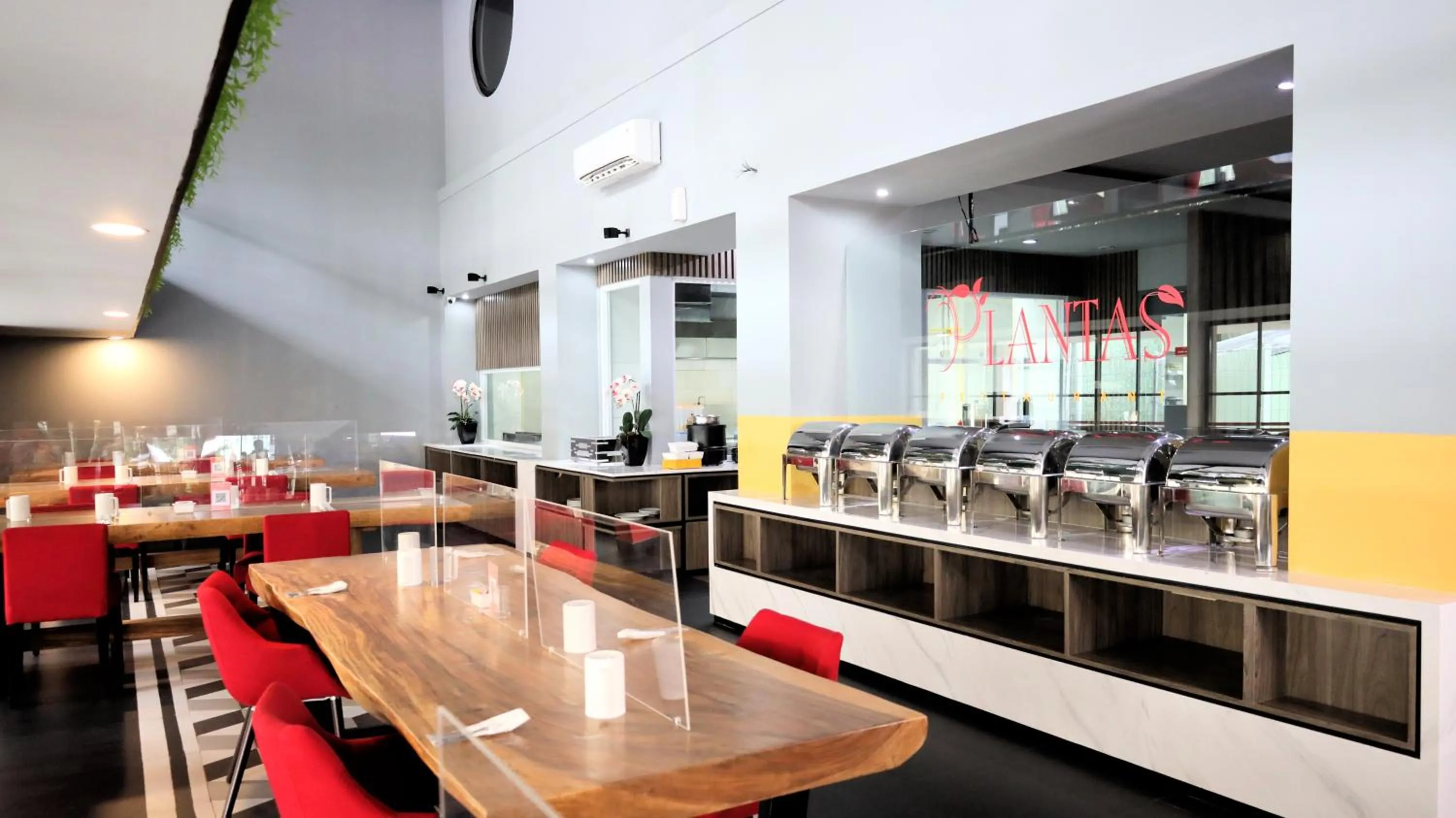 Restaurant/places to eat in Moritz Hotel RSAB Harapan Kita