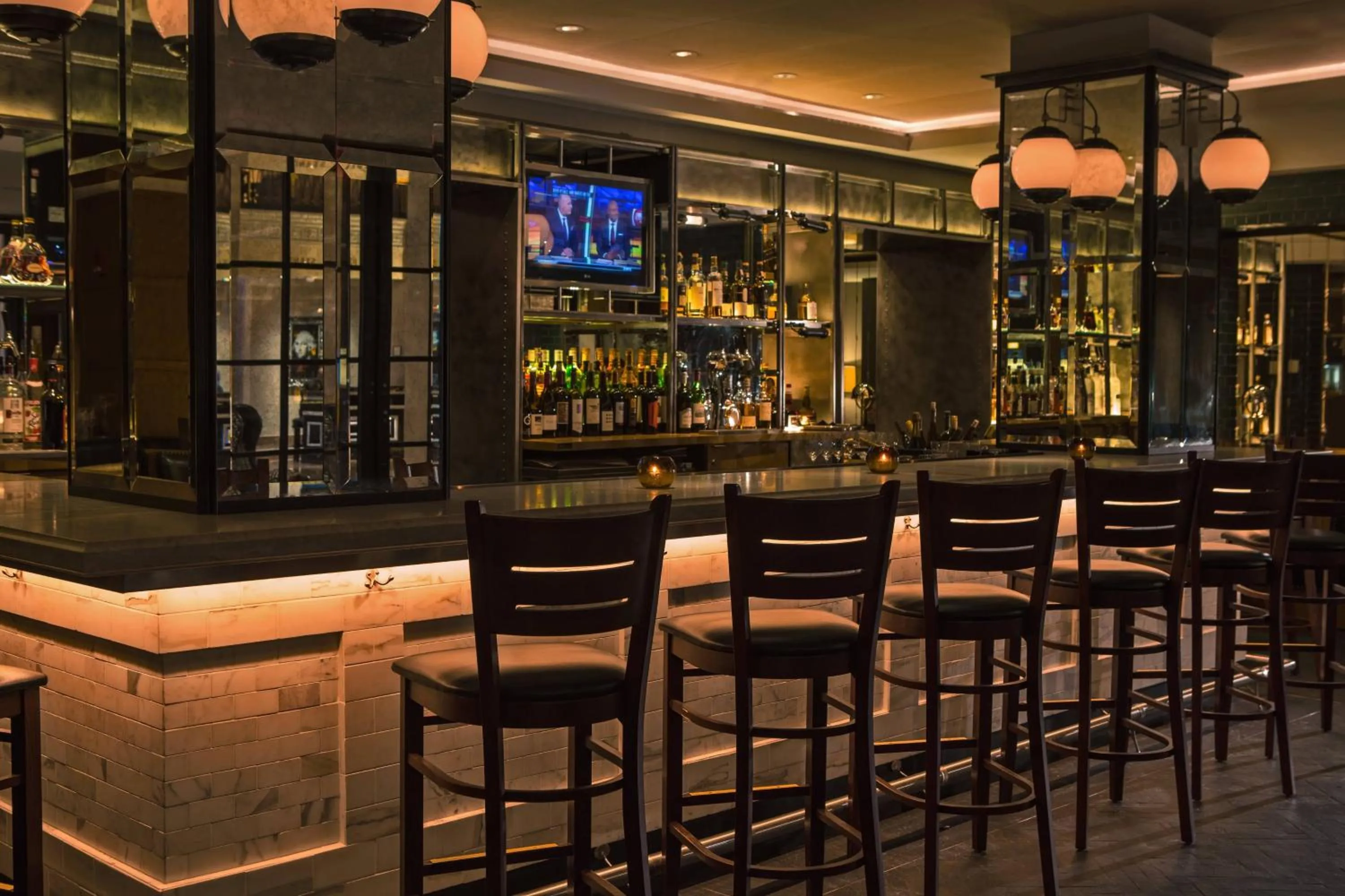 Lounge or bar in The Mayflower Hotel, Autograph Collection