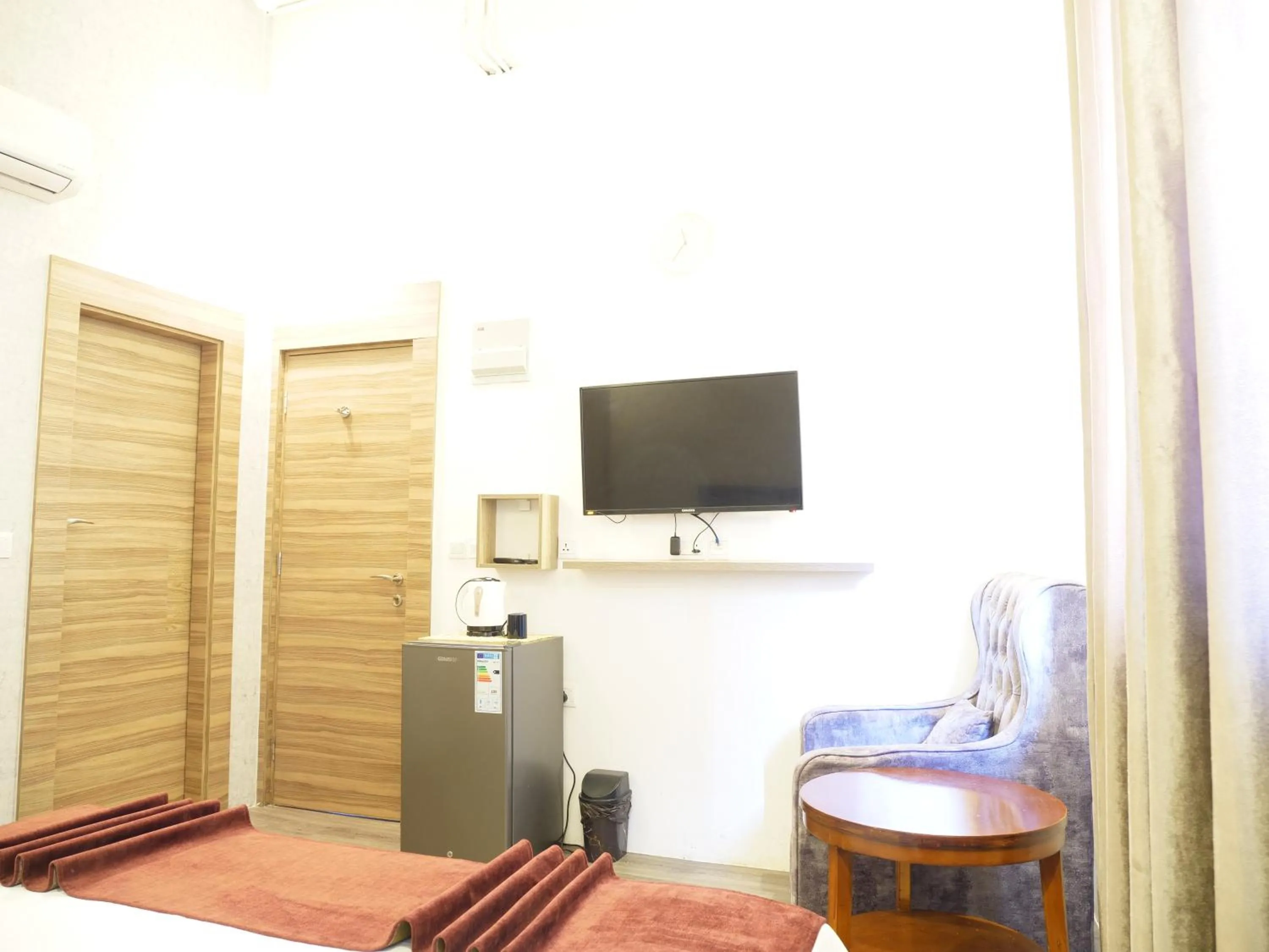 Communal lounge/ TV room in Twins Downtown Hotel