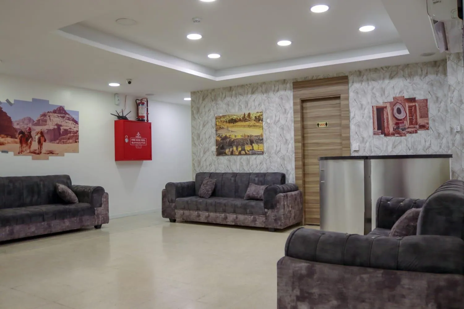 flat iron in Twins Downtown Hotel