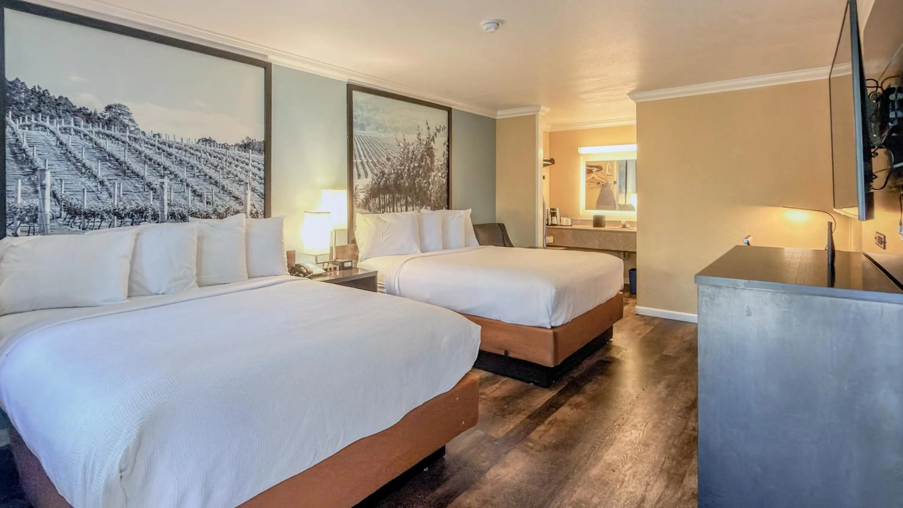 Photo of the whole room, Bed in The Orchard Hotel Ukiah Wine Country Free Breakfast, Pool, & Hot Tub