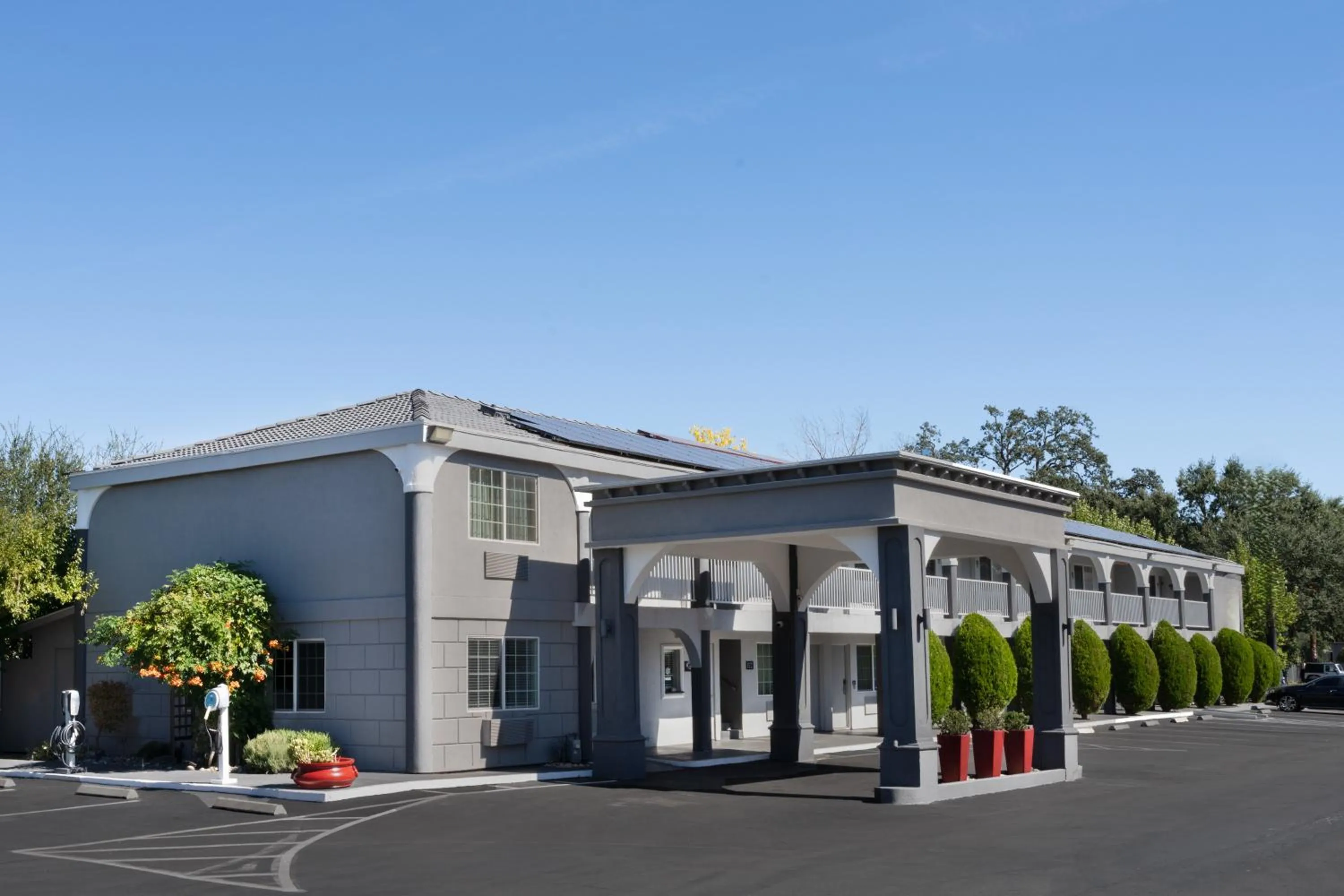 Property building in The Orchard Hotel Ukiah Wine Country Free Breakfast, Pool, & Hot Tub