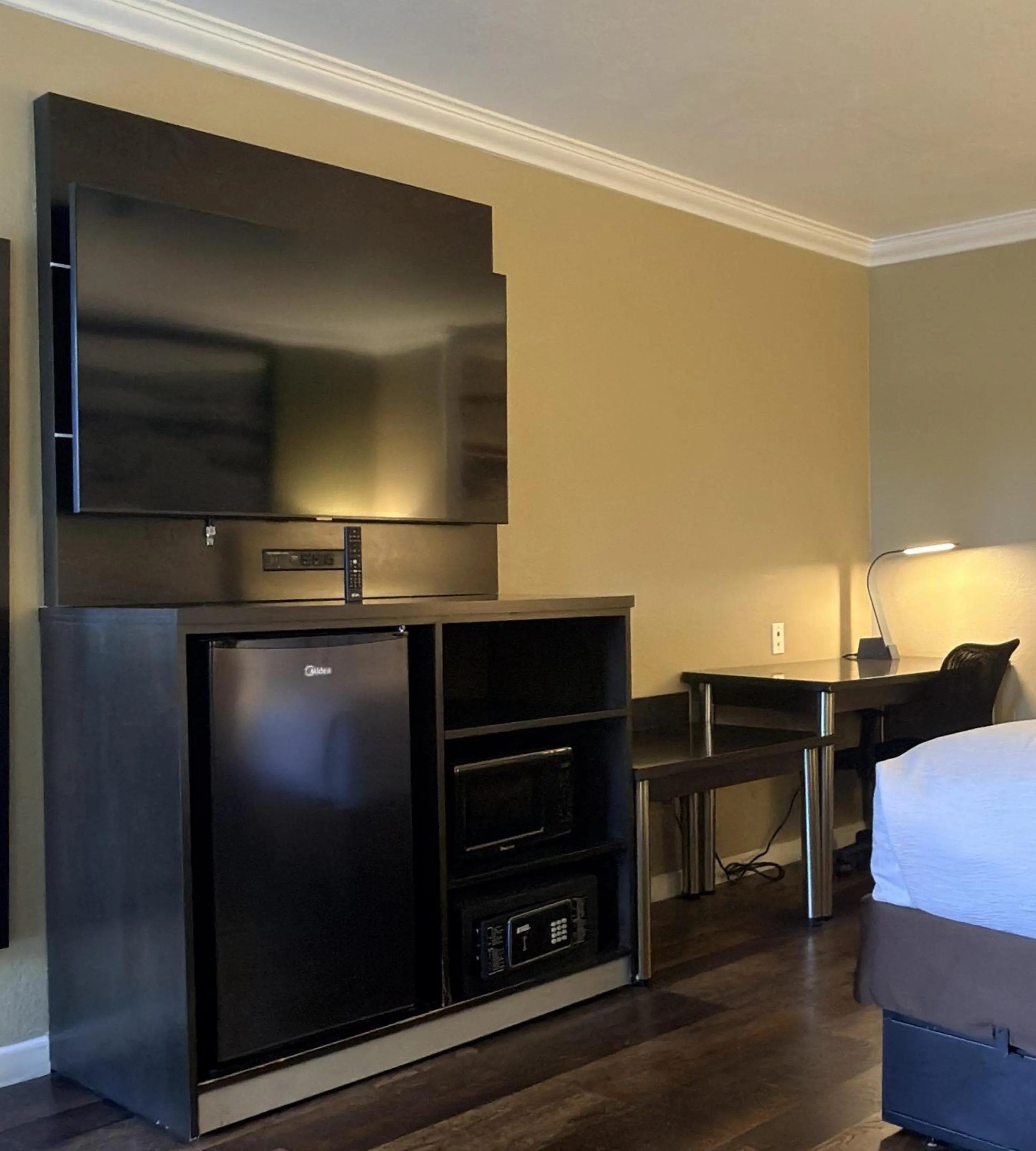 TV and multimedia, Bed in The Orchard Hotel Ukiah Wine Country Free Breakfast, Pool, & Hot Tub