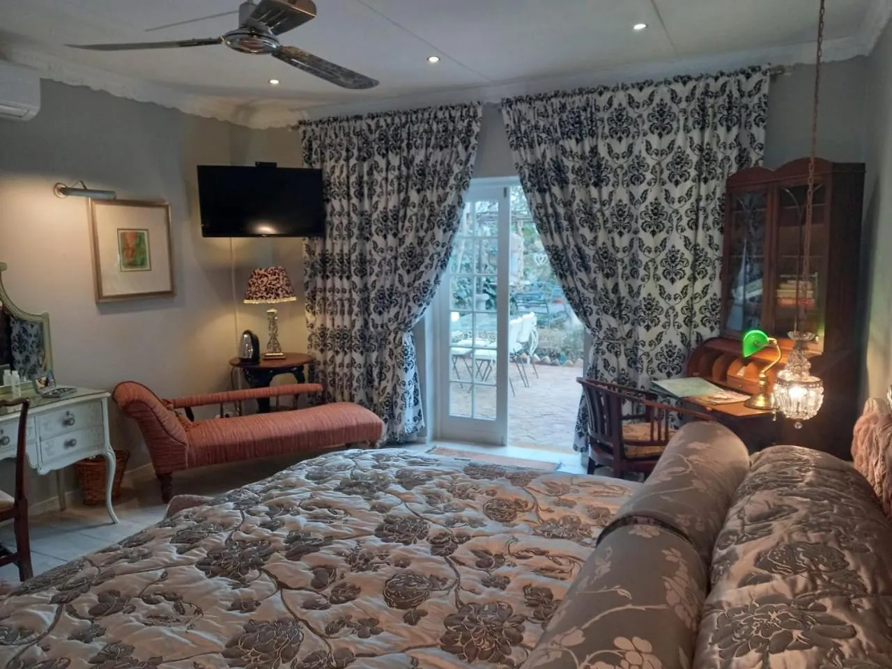 TV and multimedia, Bed in Michael-Angelo guest house