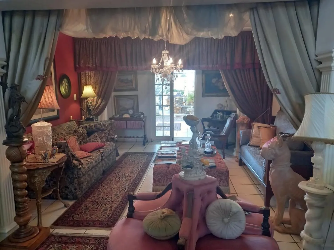 Living room in Michael-Angelo guest house