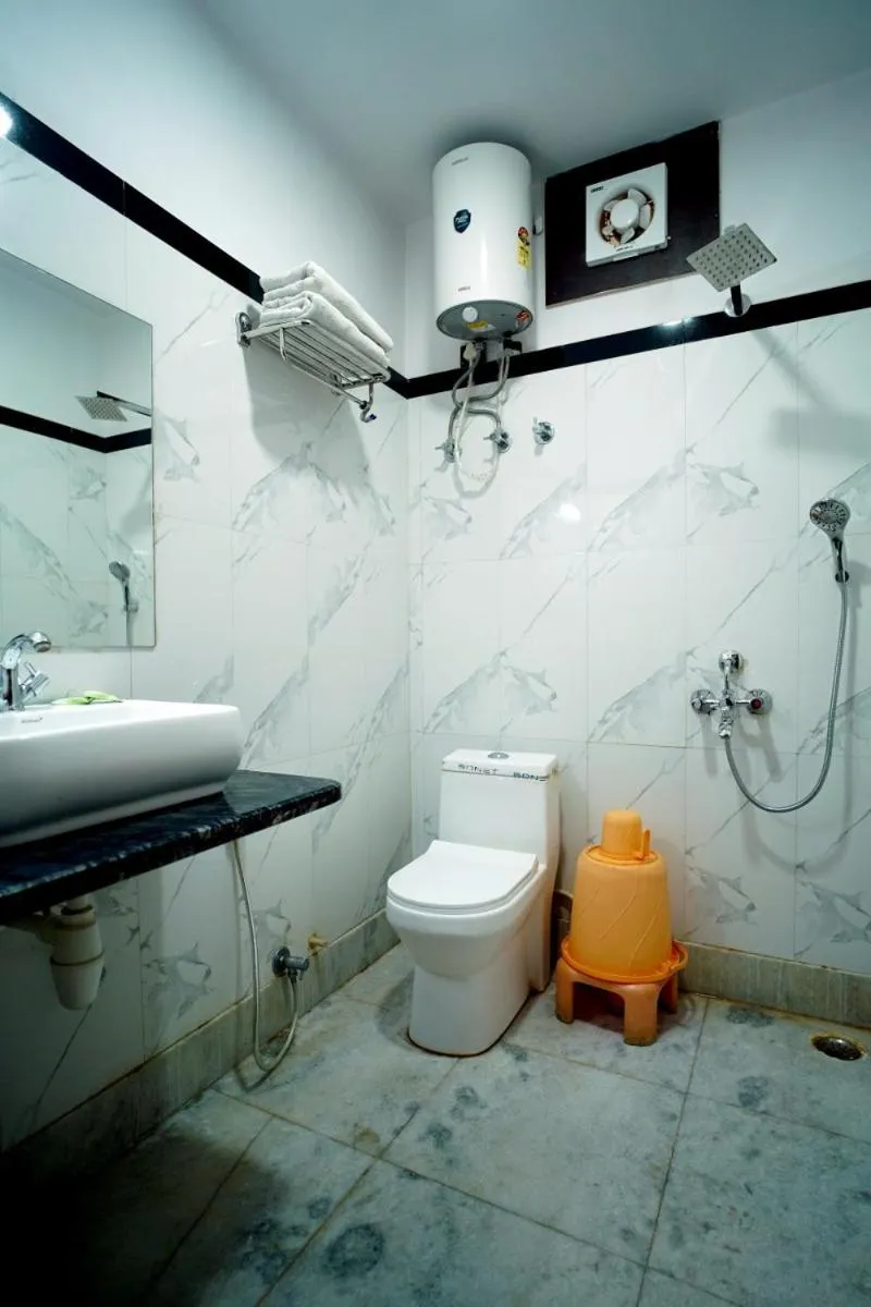 Shower in Hotel Vasshifa Palace