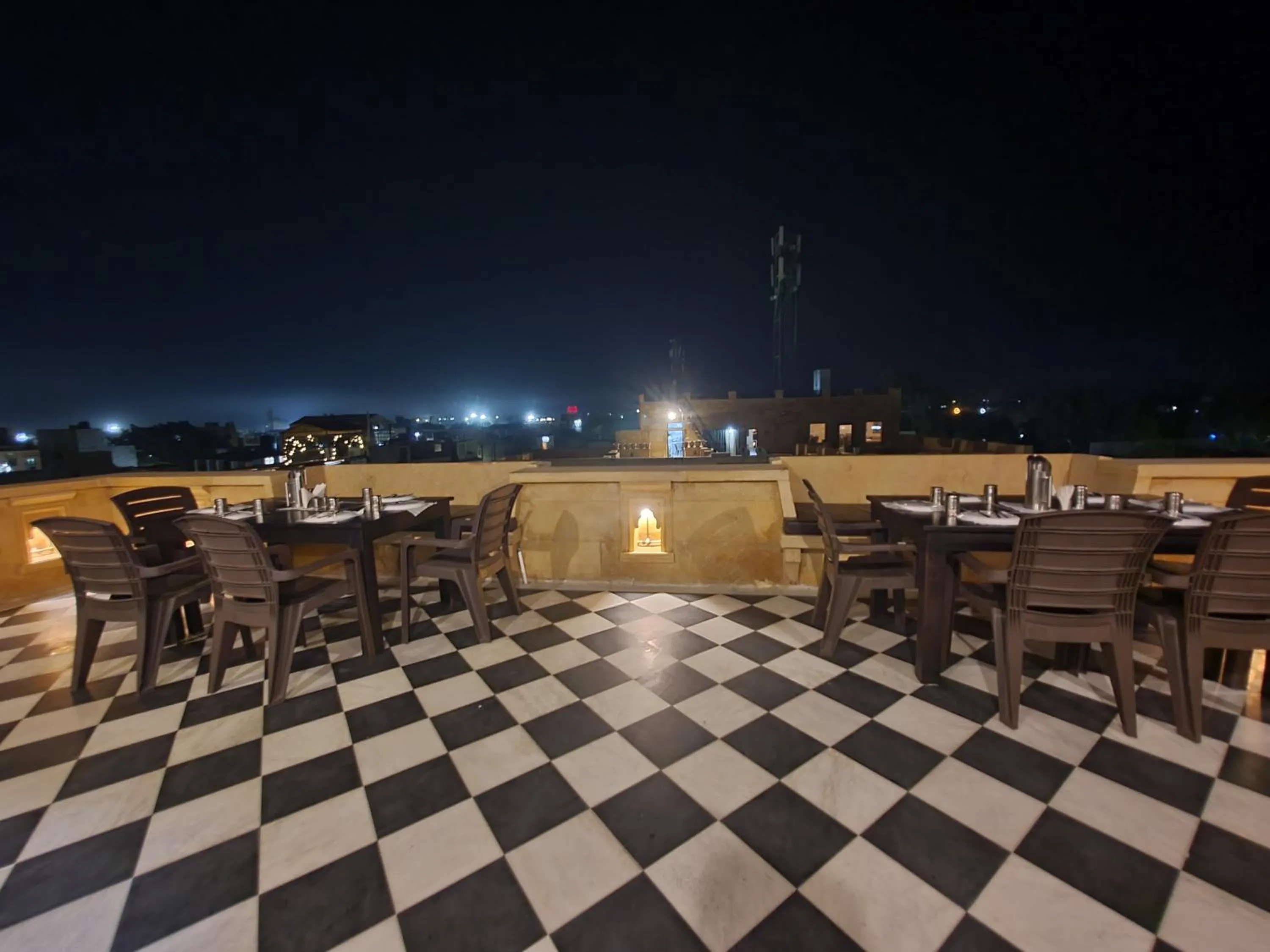 Restaurant/places to eat in Hotel Vasshifa Palace