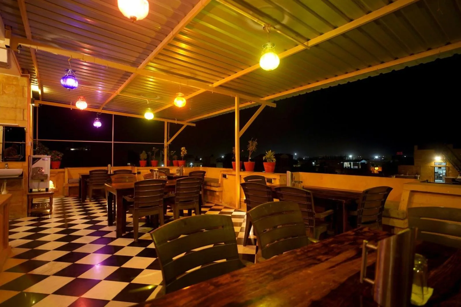 Restaurant/places to eat in Hotel Vasshifa Palace