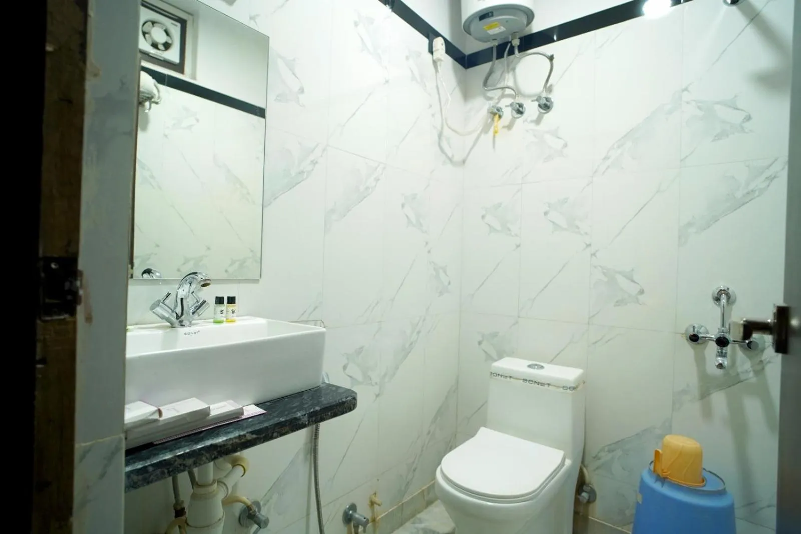 Shower in Hotel Vasshifa Palace