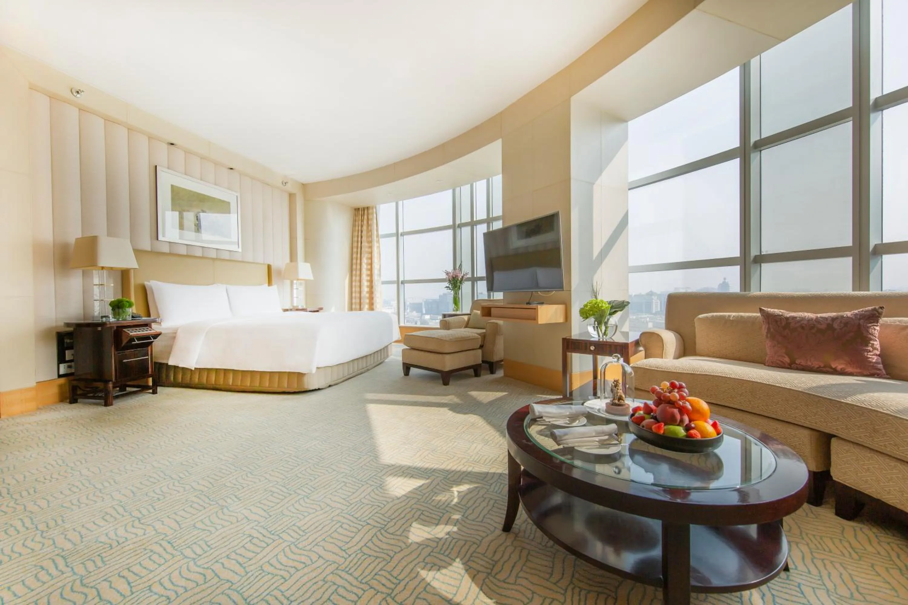 Dining area, Bed in The Ritz-Carlton Beijing, Financial Street