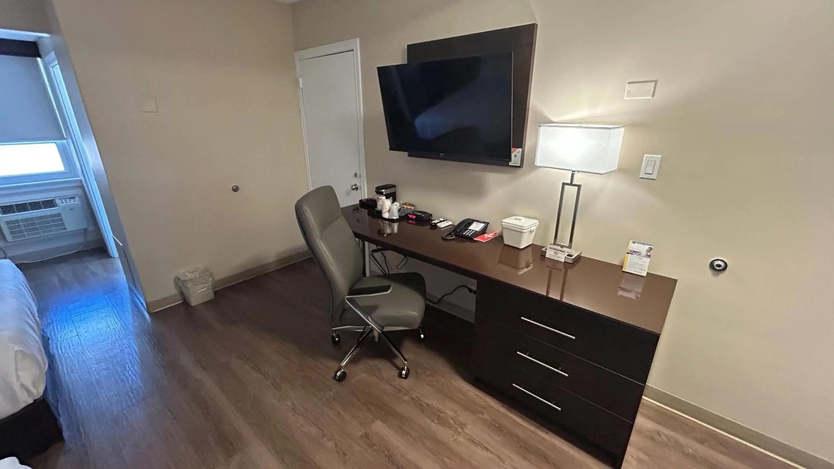 Bedroom in Econo Lodge