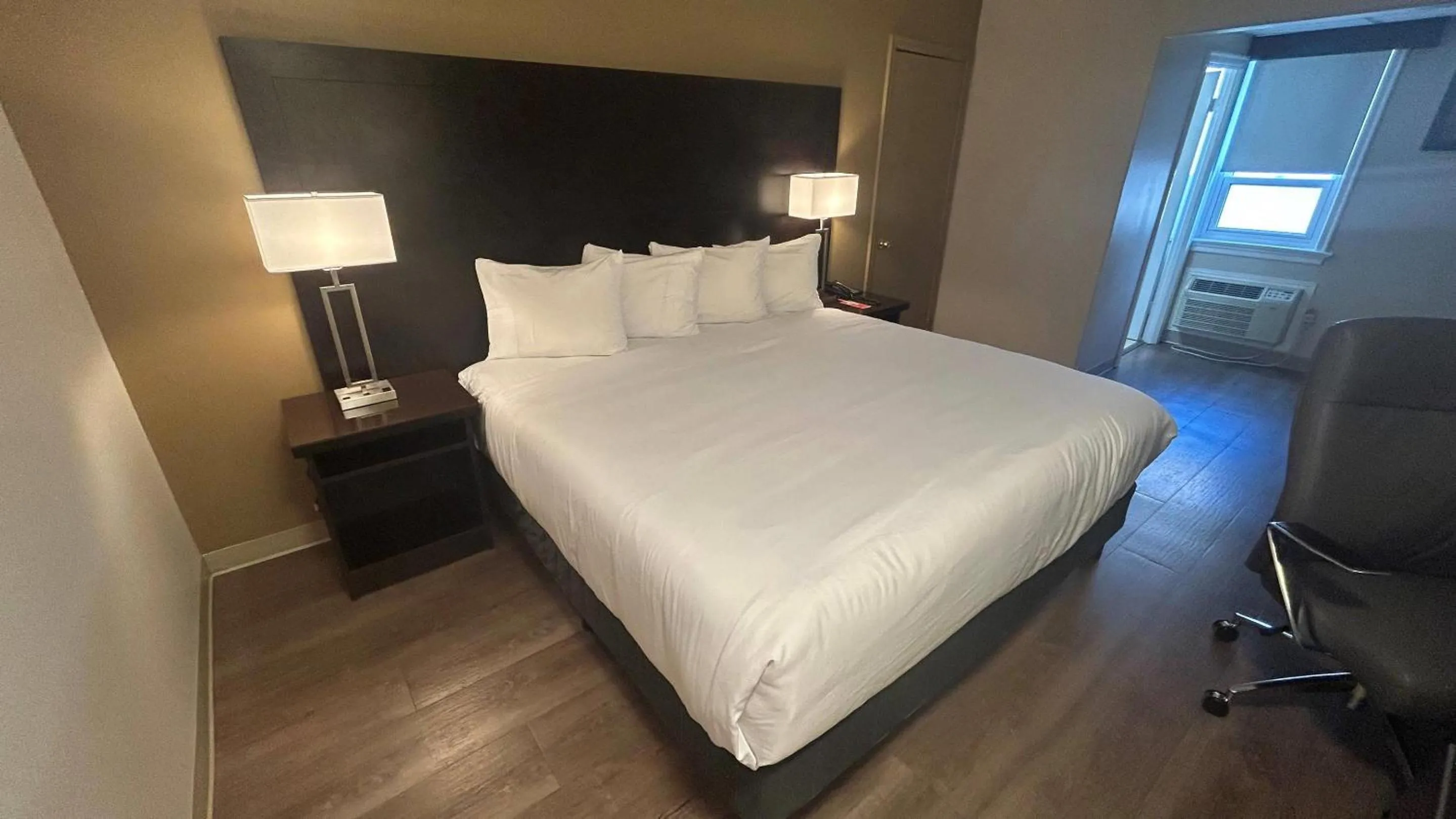 Bedroom, Bed in Econo Lodge