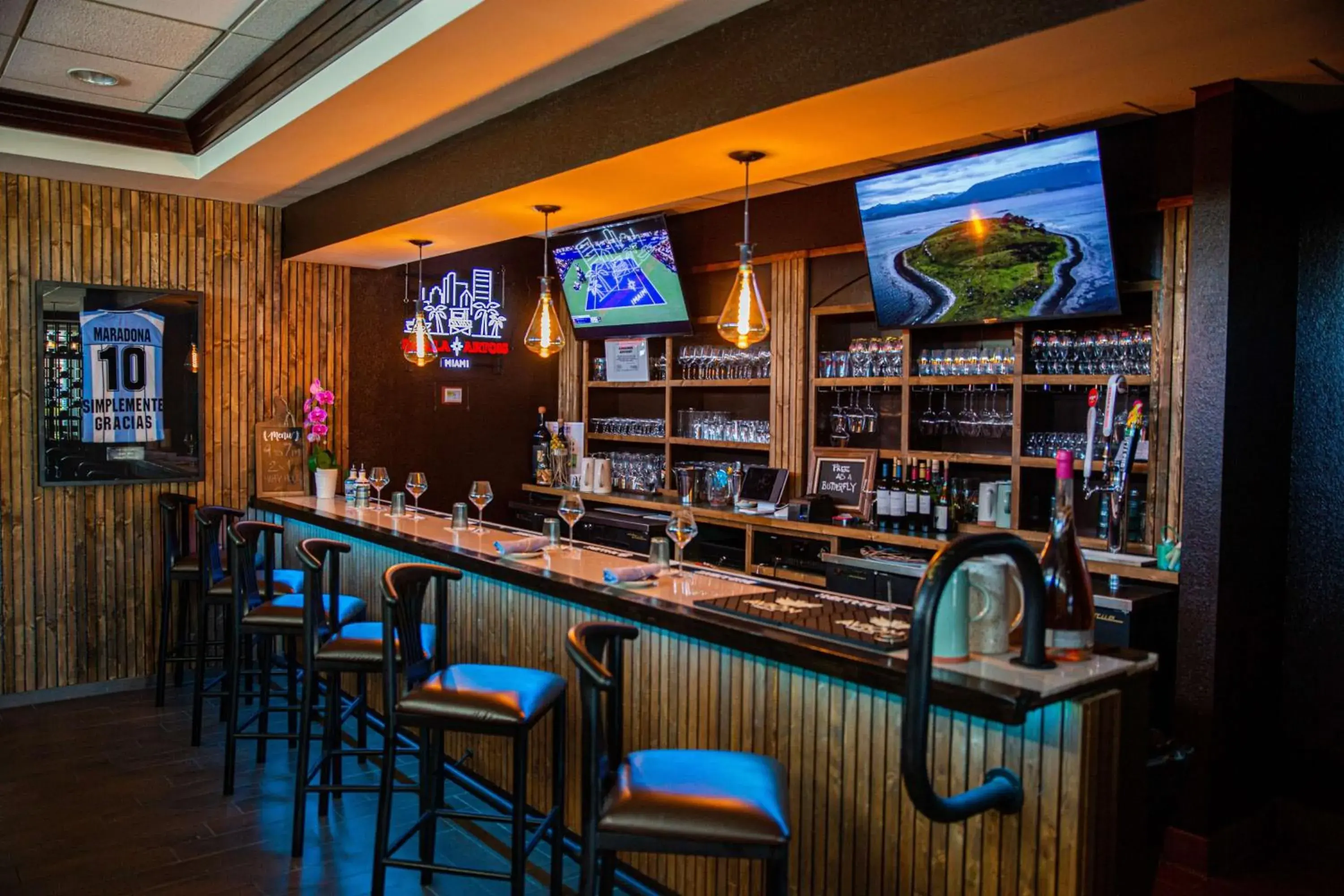 Lounge or bar in Best Western Plus North Miami-Bal Harbour Lounge or bar in Best Western Plus North Miami-Bal Harbour