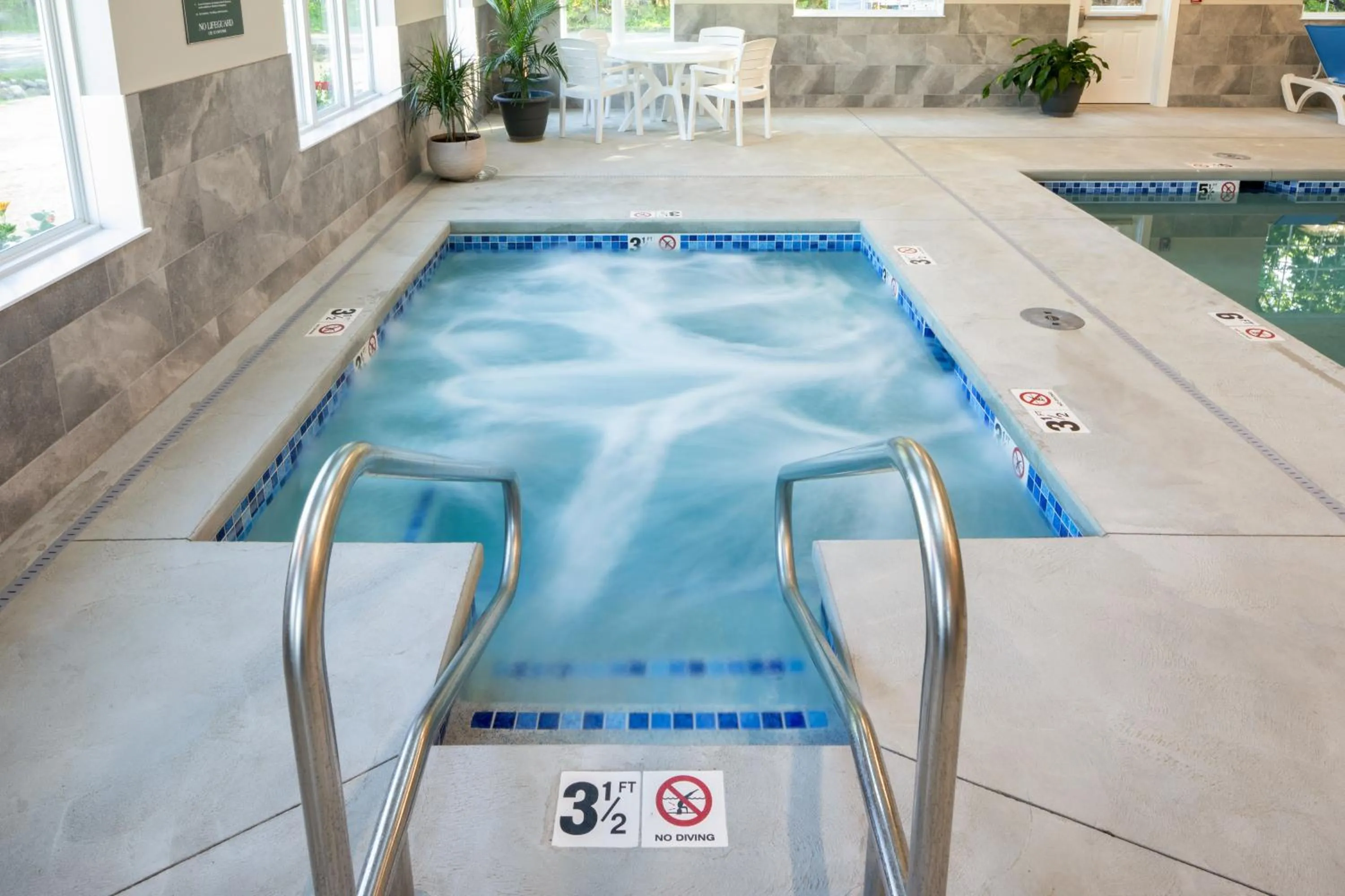 Swimming pool in Country Inn at Camden Rockport