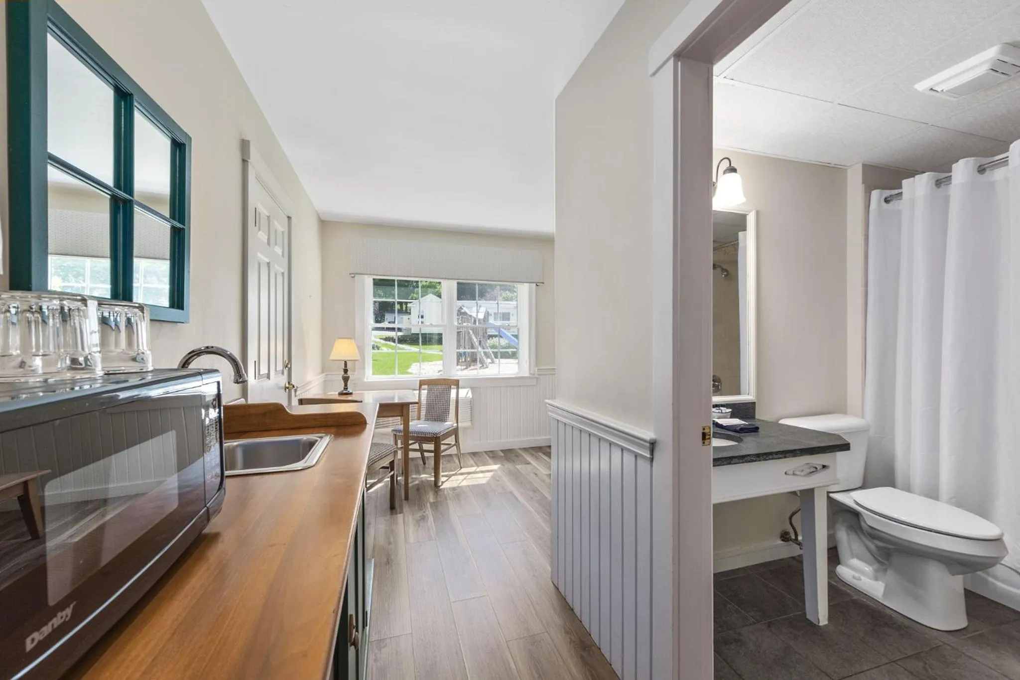 microwave in Country Inn at Camden Rockport