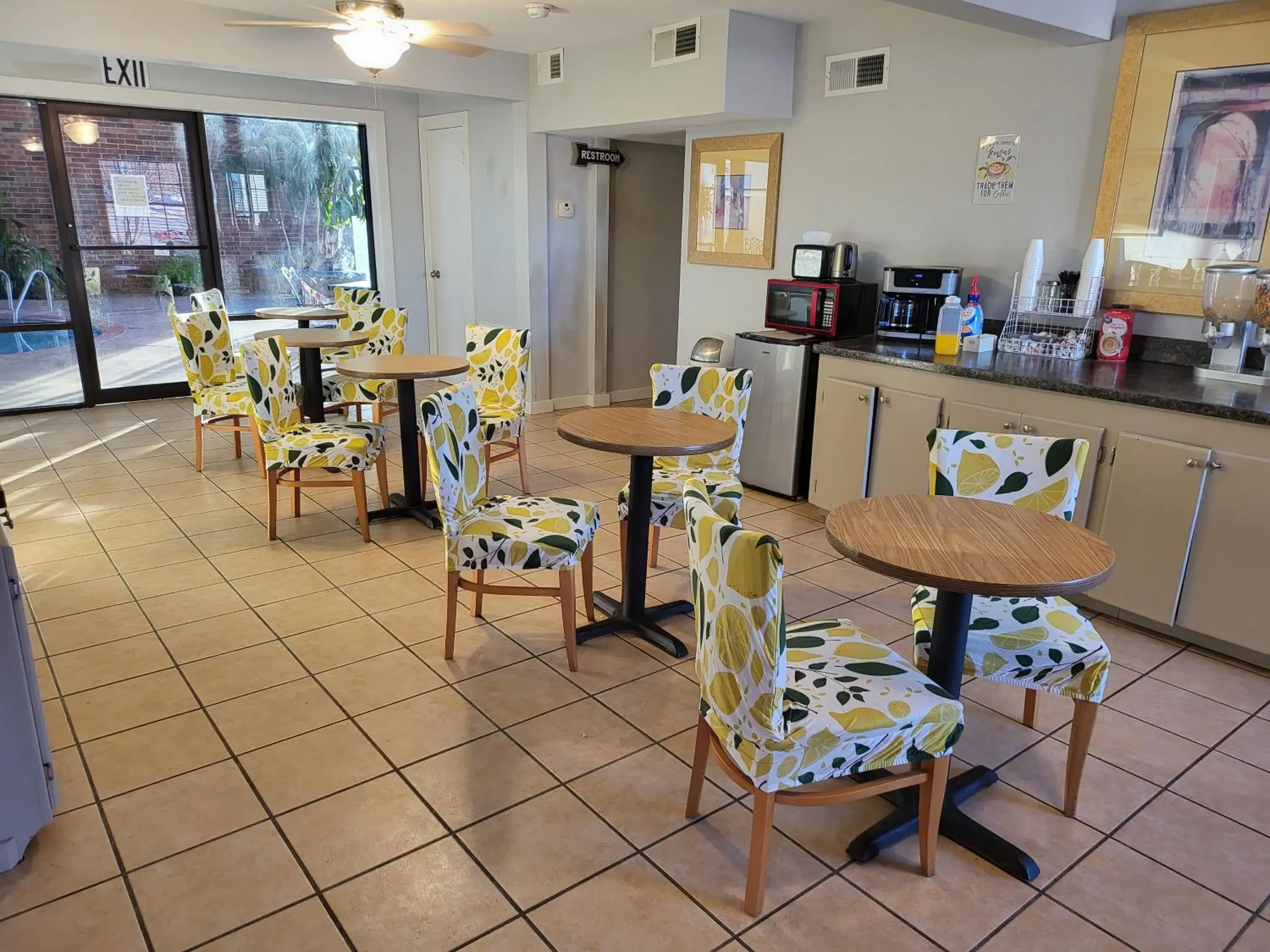 Breakfast in Blue Ribbon Inn and Suites Breakfast in Blue Ribbon Inn and Suites