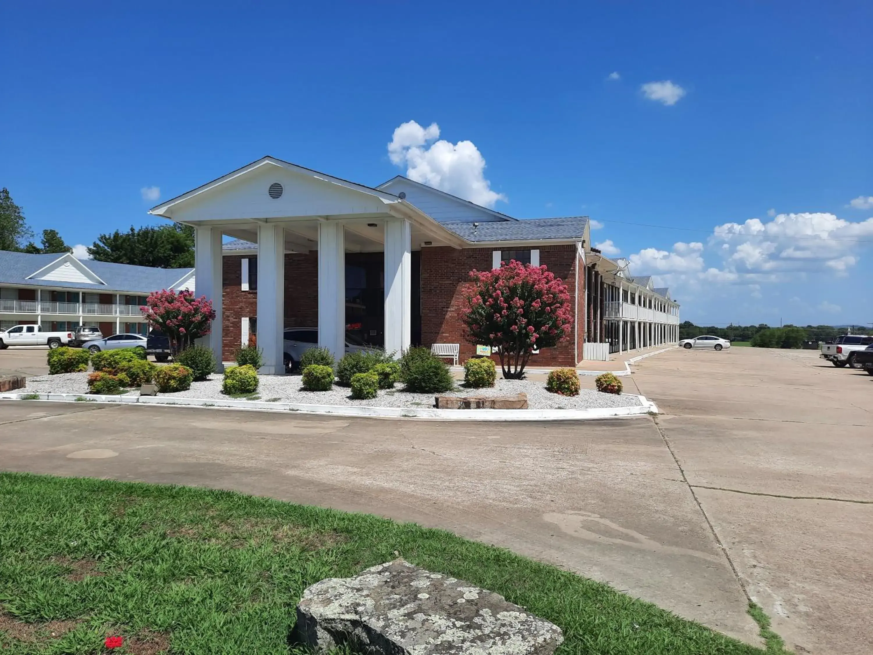 Property building in Blue Ribbon Inn and Suites Property building in Blue Ribbon Inn and Suites