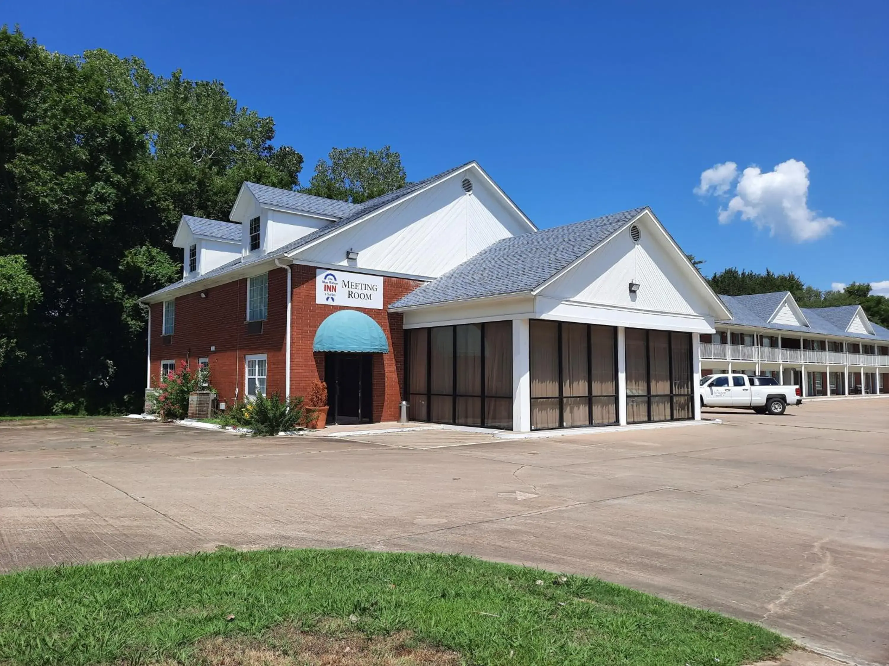 Property building in Blue Ribbon Inn and Suites Property building in Blue Ribbon Inn and Suites