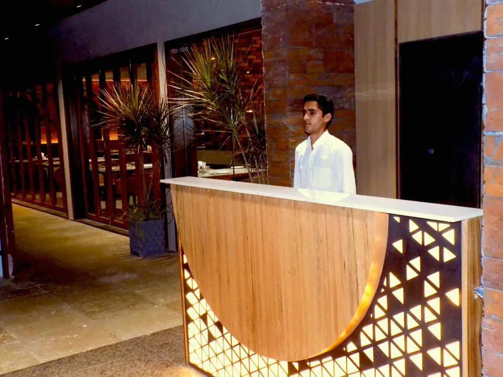 Restaurant/places to eat in Hotel BMD The Grand