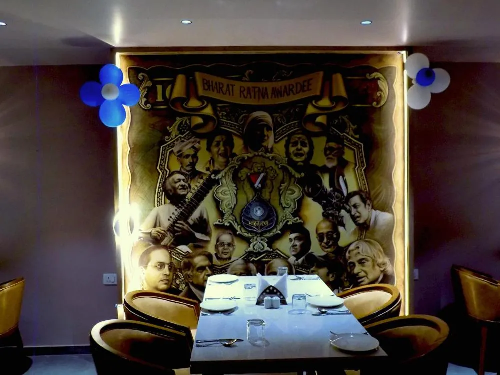 Restaurant/places to eat in Hotel BMD The Grand