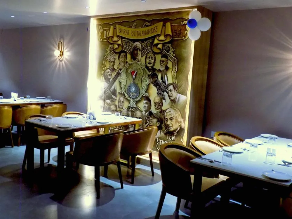 Restaurant/places to eat in Hotel BMD The Grand