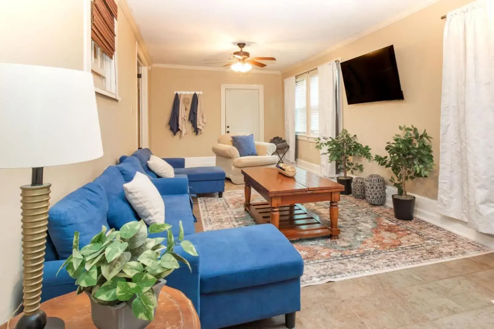 Near Fort Moore & Downtown - Our White House Near Fort Moore & Downtown - Our White House