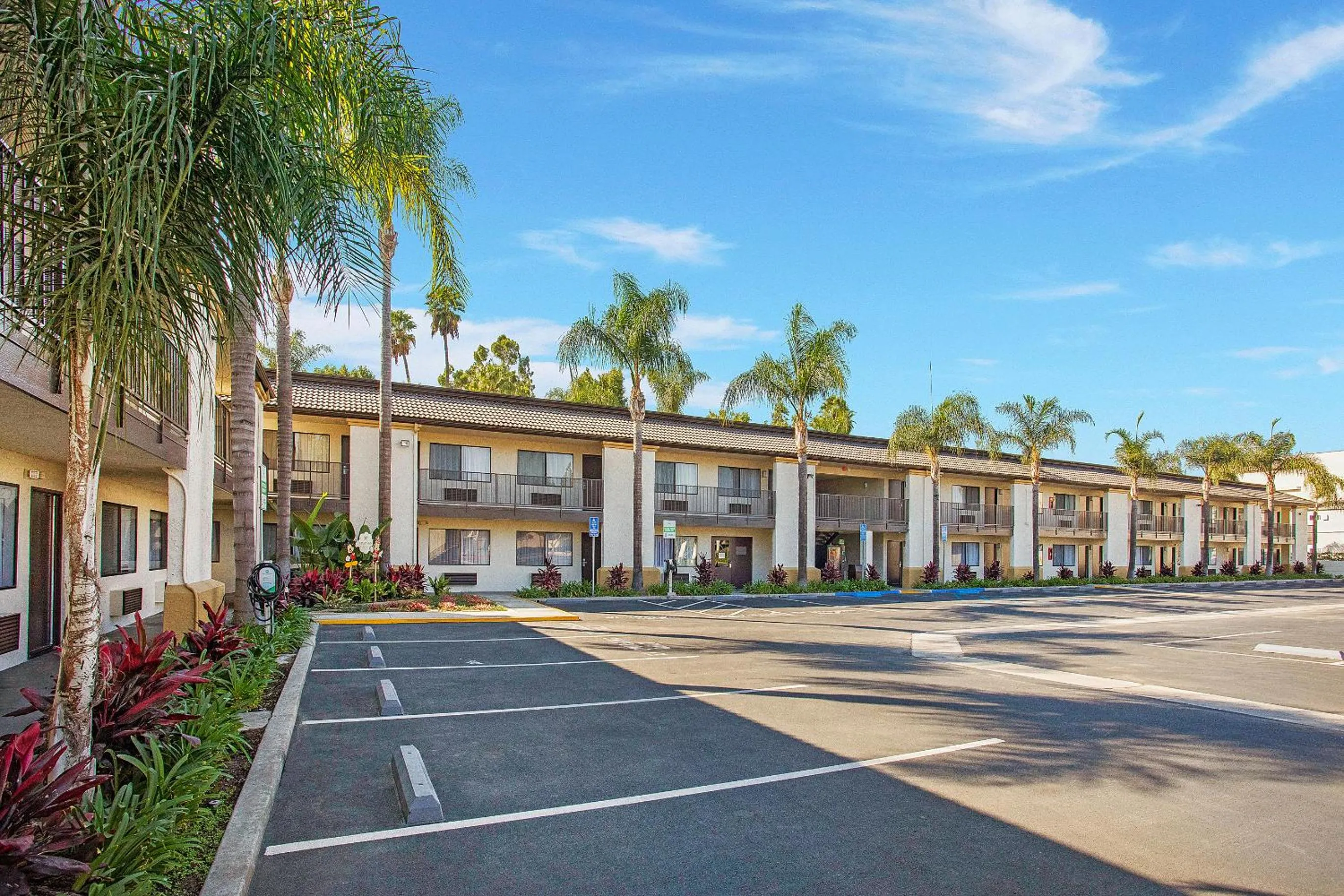 Property building in Stanford Inn & Suites Anaheim