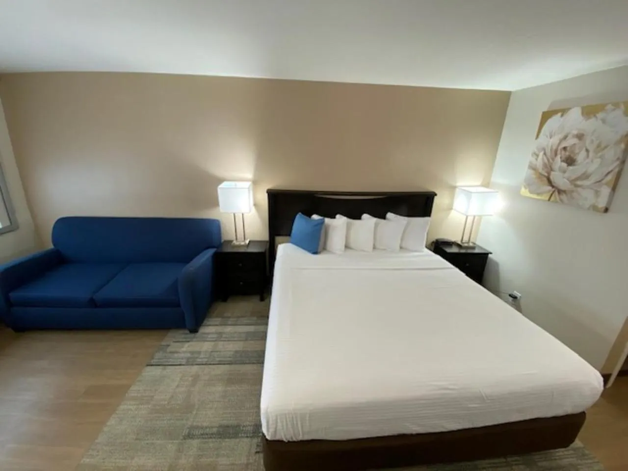 Bed in Stanford Inn & Suites Anaheim