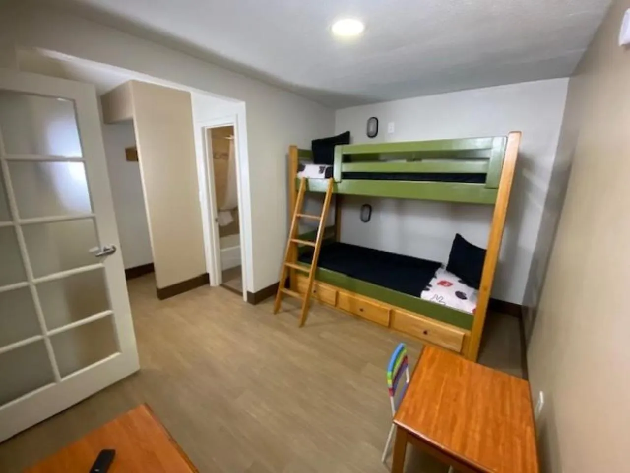 Bathroom, Bed in Stanford Inn & Suites Anaheim