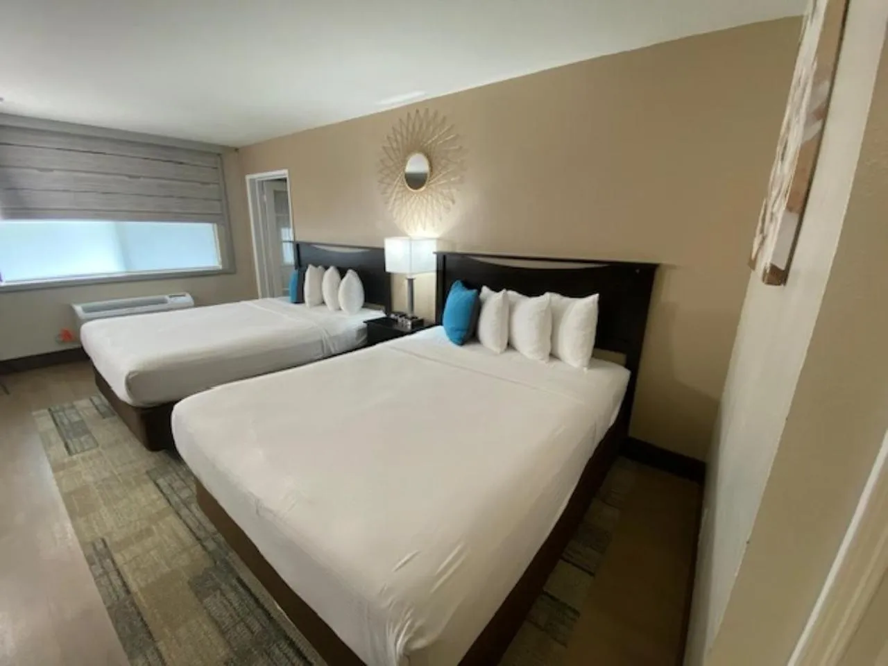 Bed in Stanford Inn & Suites Anaheim