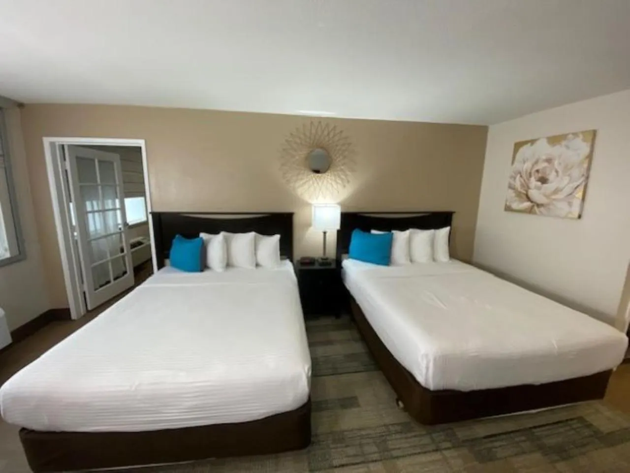 Bed in Stanford Inn & Suites Anaheim