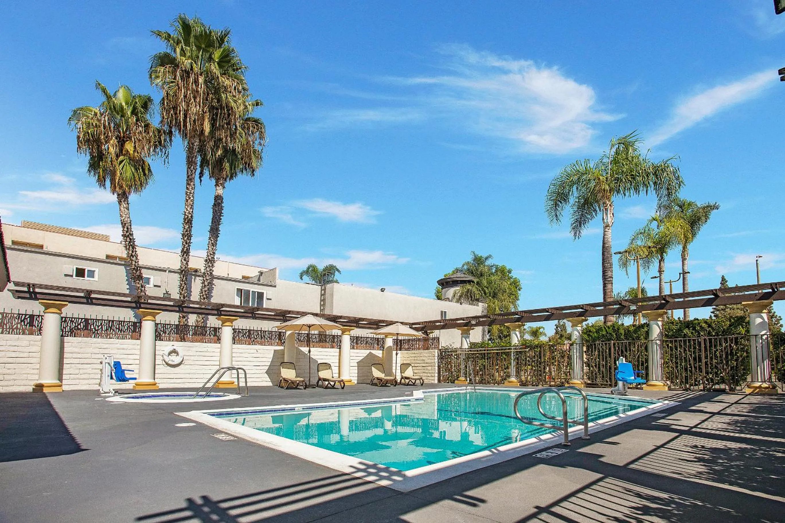 Swimming pool in Stanford Inn & Suites Anaheim