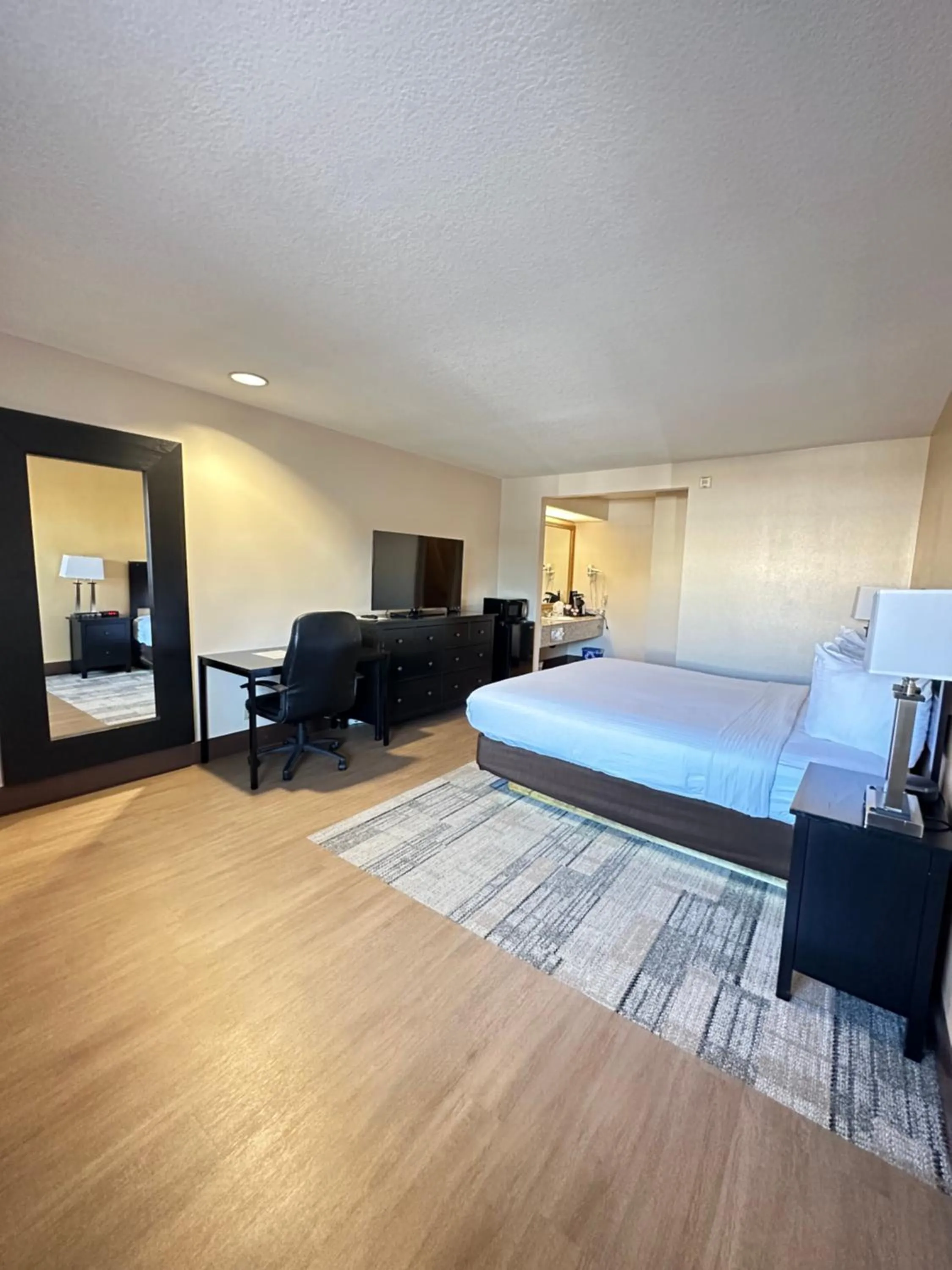 Photo of the whole room, Bed in Stanford Inn & Suites Anaheim