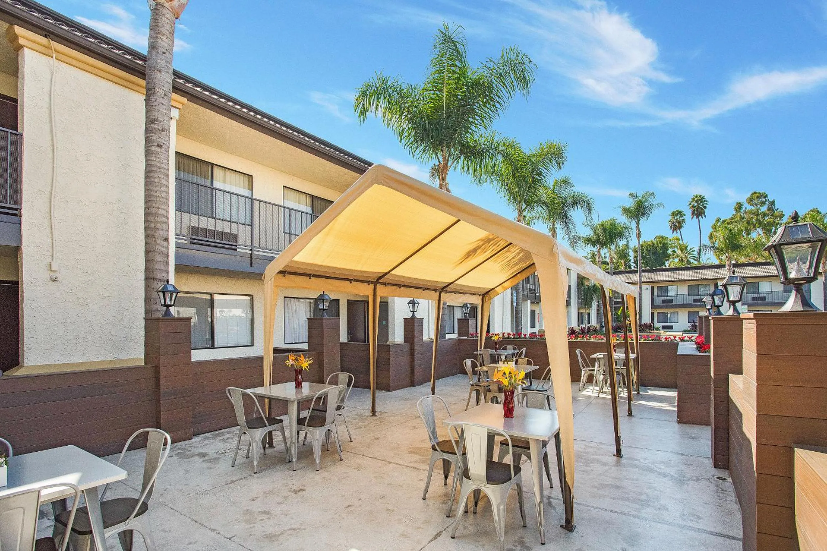 Patio in Stanford Inn & Suites Anaheim