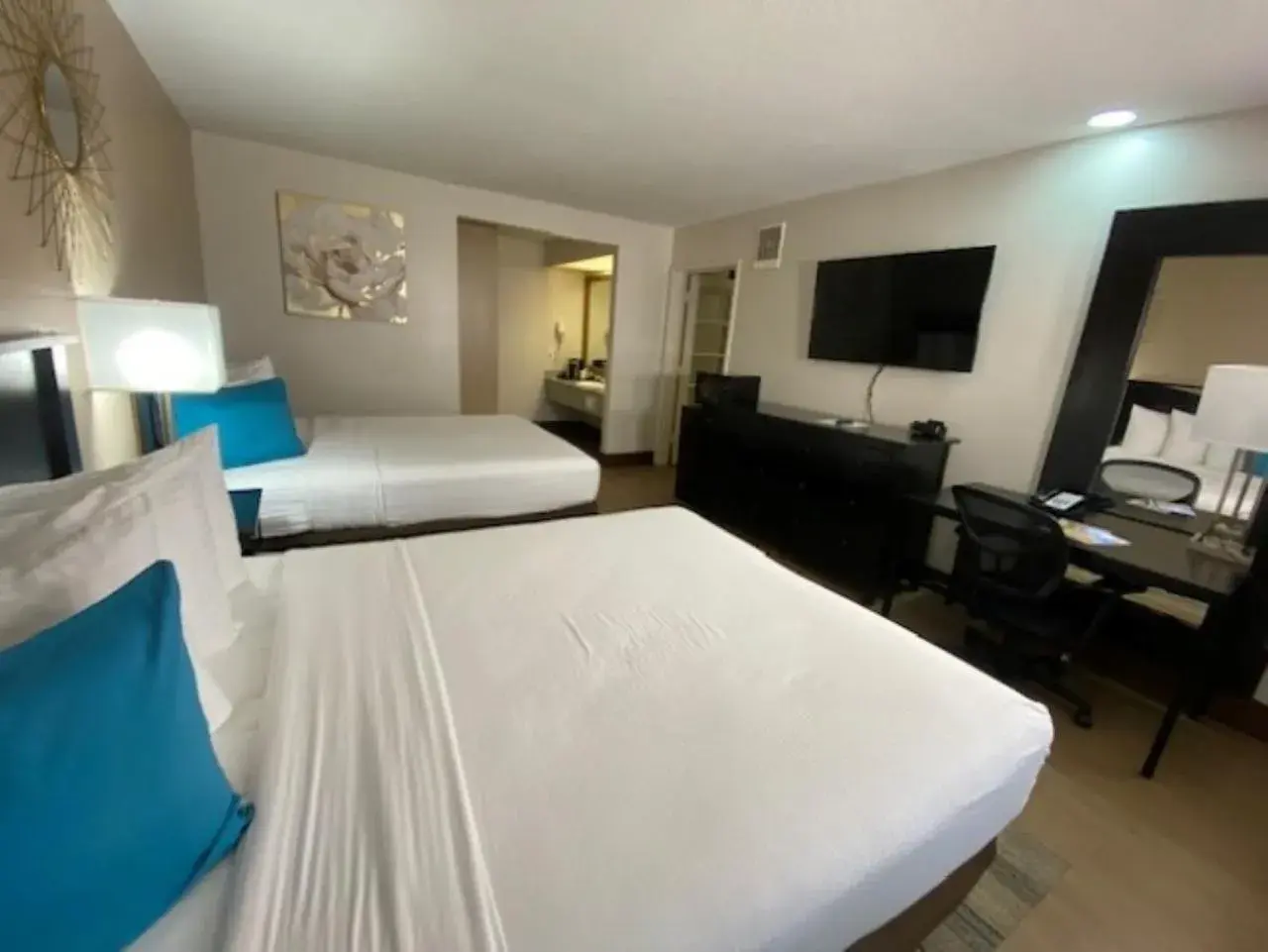 Bed in Stanford Inn & Suites Anaheim Bed in Stanford Inn & Suites Anaheim