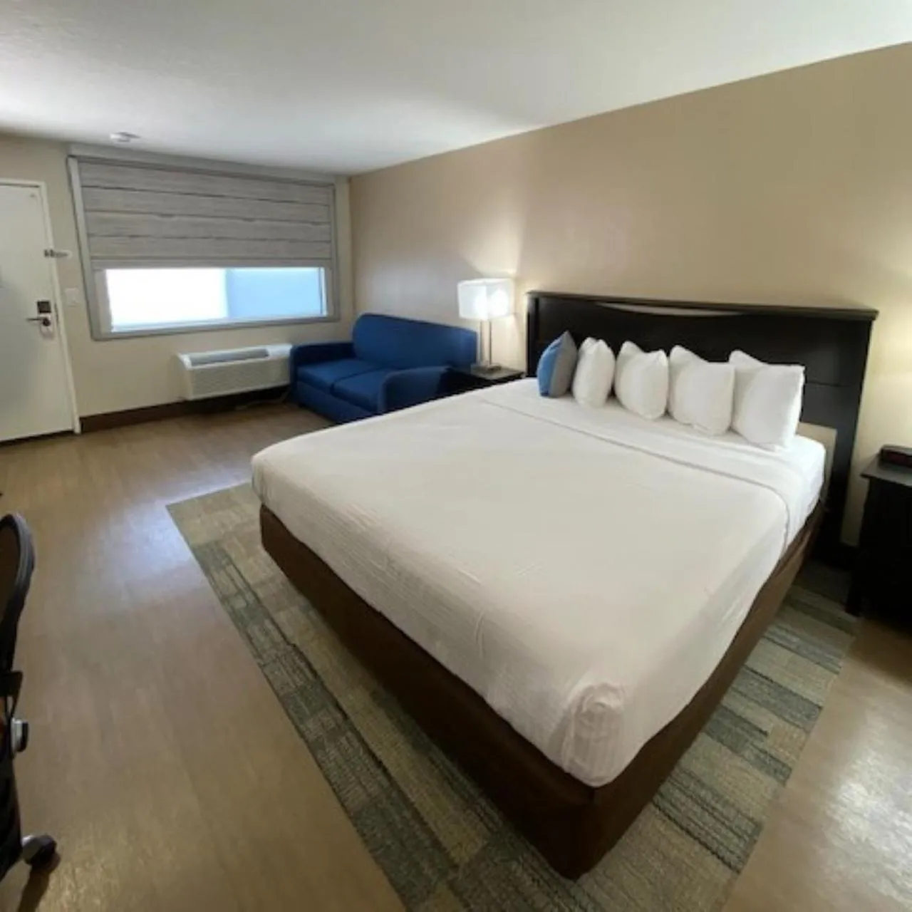 Bed in Stanford Inn & Suites Anaheim