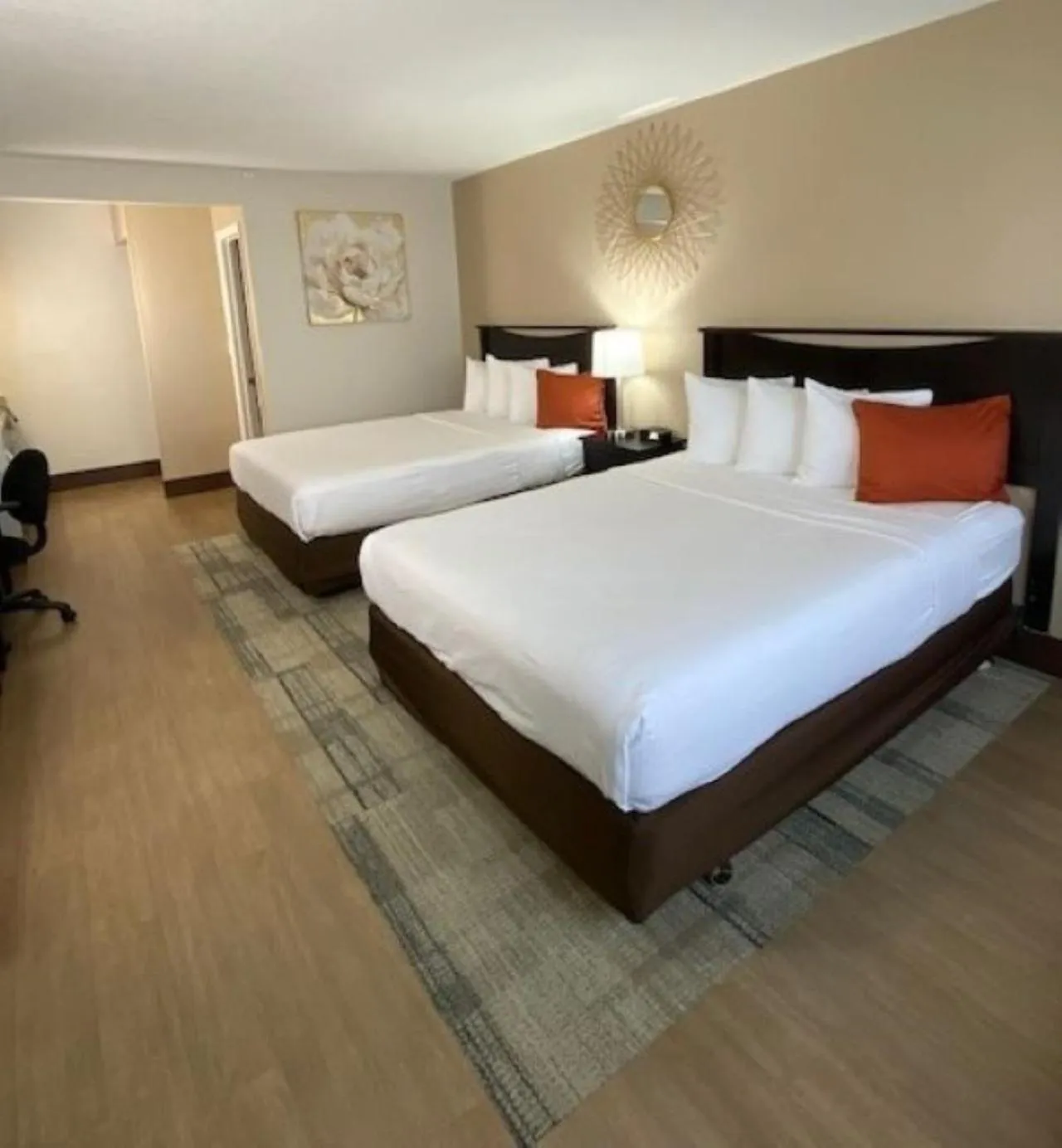 Bed in Stanford Inn & Suites Anaheim