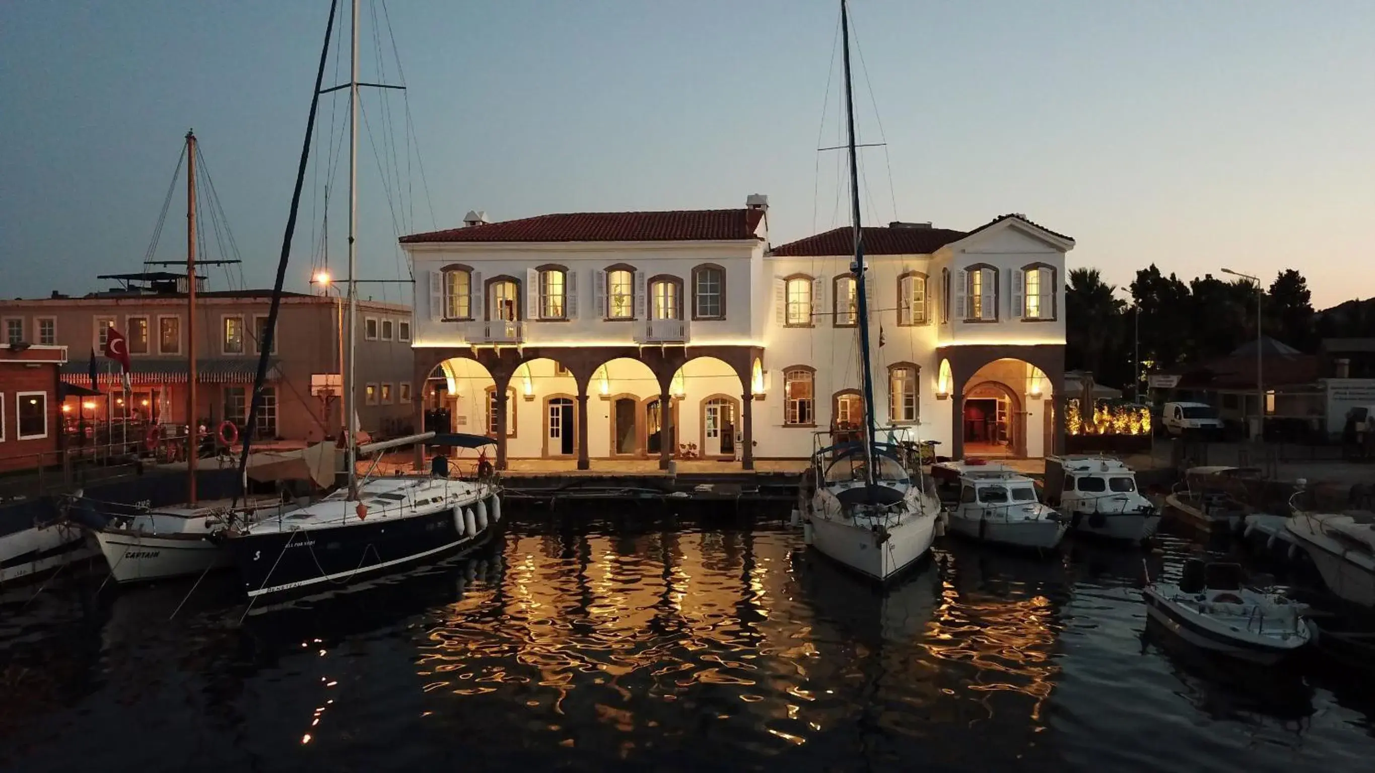 Property building in Gümrük Urla Property building in Gümrük Urla