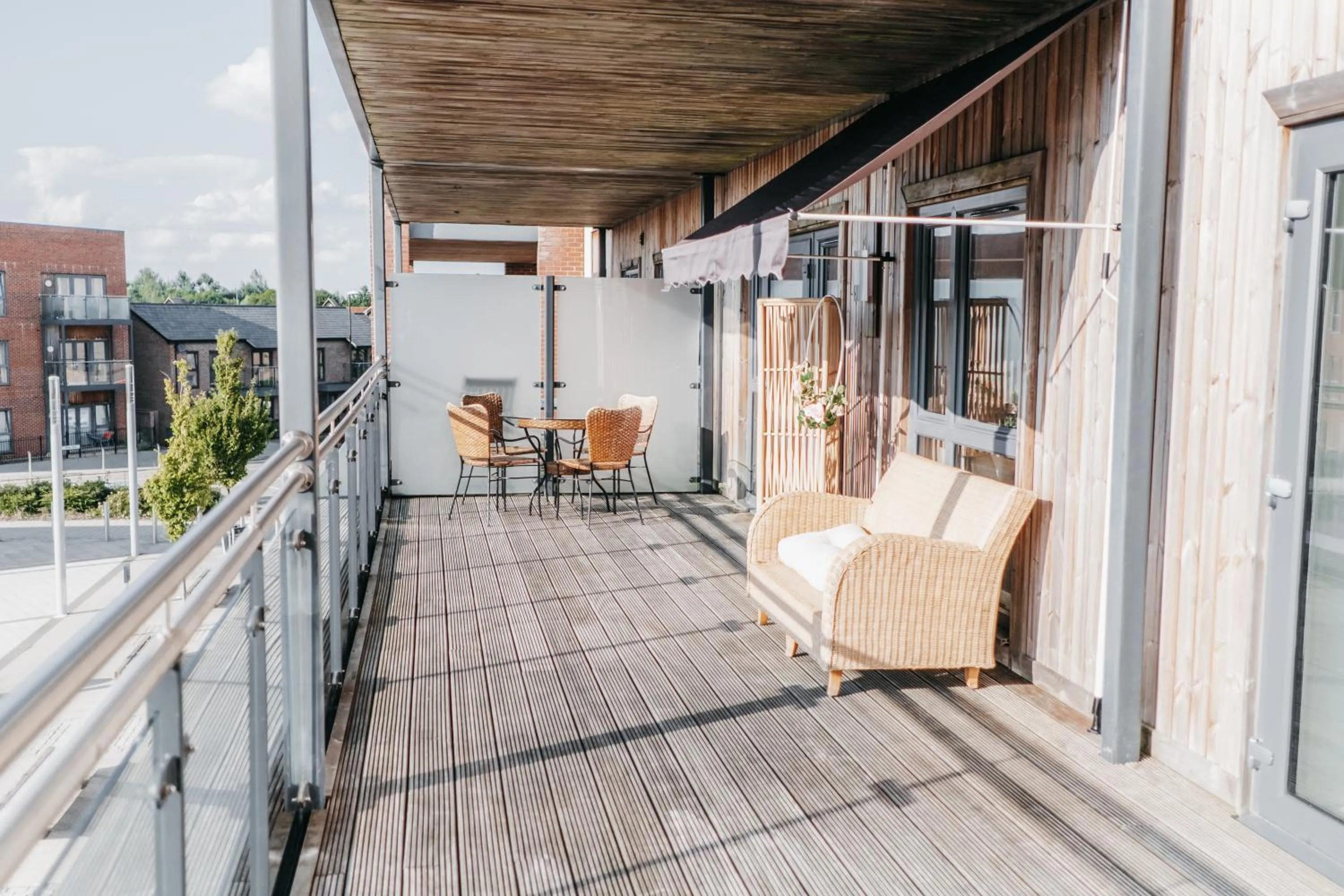 Oakgrove Apartment - 2 Bedroom with Terrance and private parking