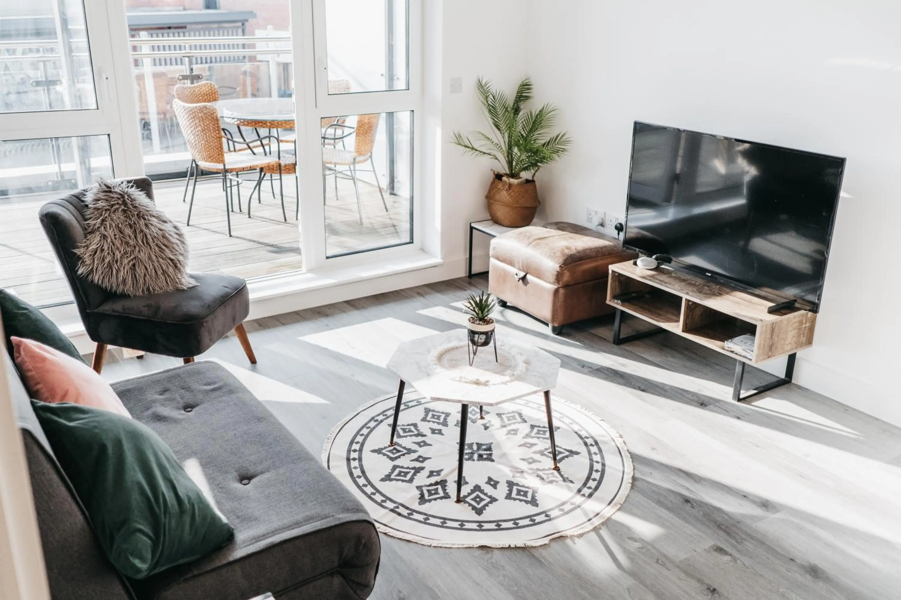 Oakgrove Apartment - 2 Bedroom with Terrance and private parking