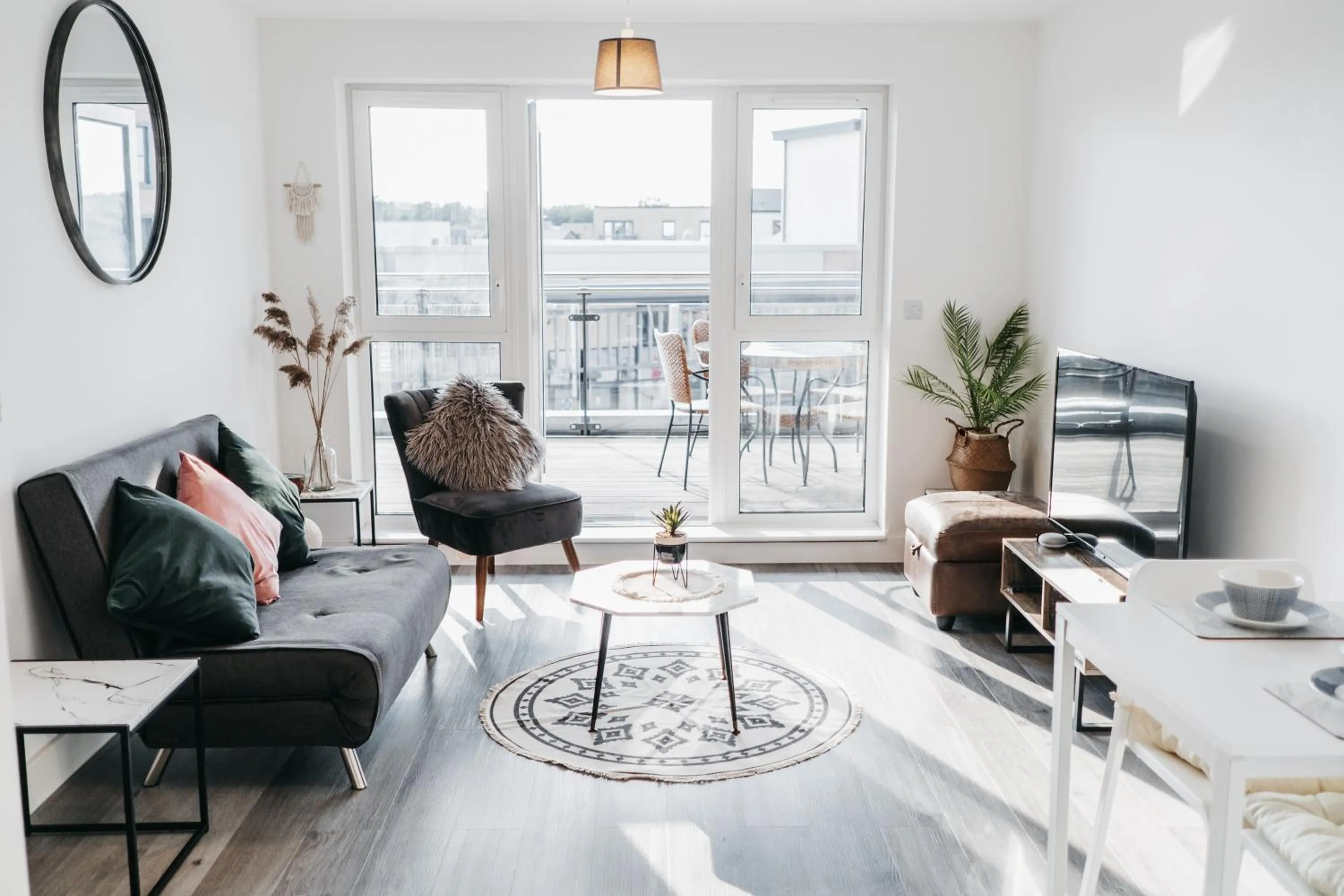 Oakgrove Apartment - 2 Bedroom with Terrance and private parking