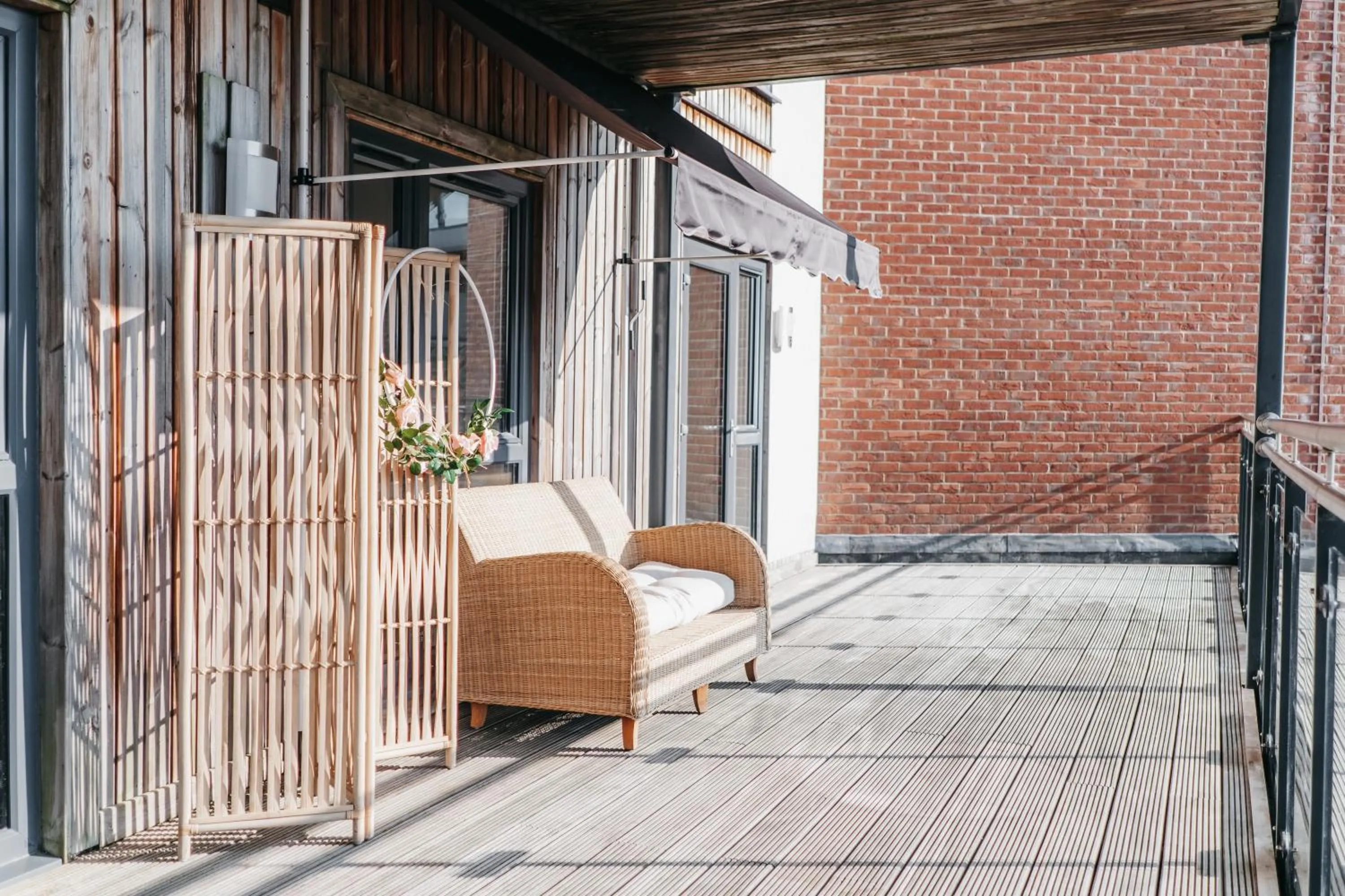 Oakgrove Apartment - 2 Bedroom with Terrance and private parking