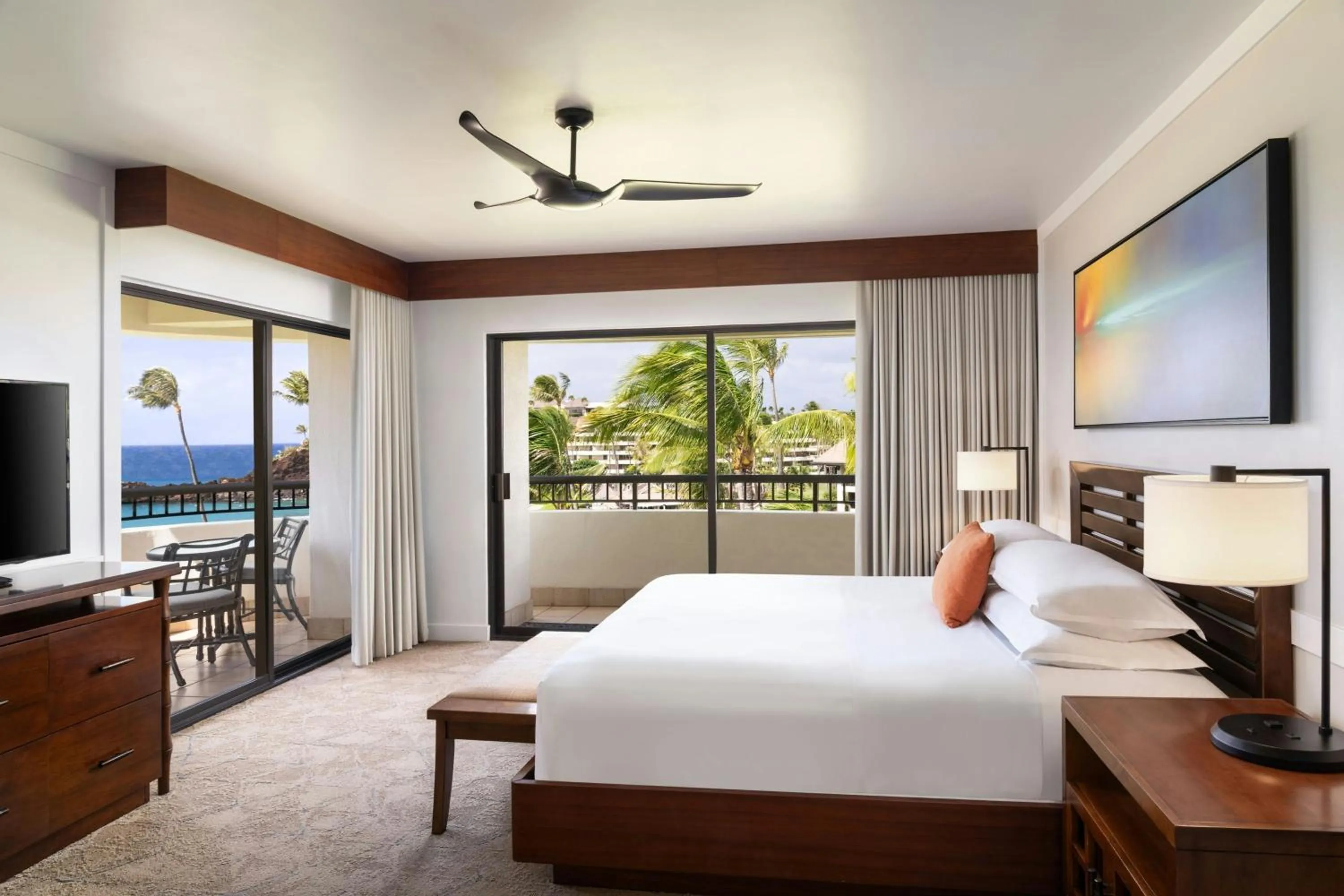 Bedroom, Bed in Sheraton Maui Resort & Spa