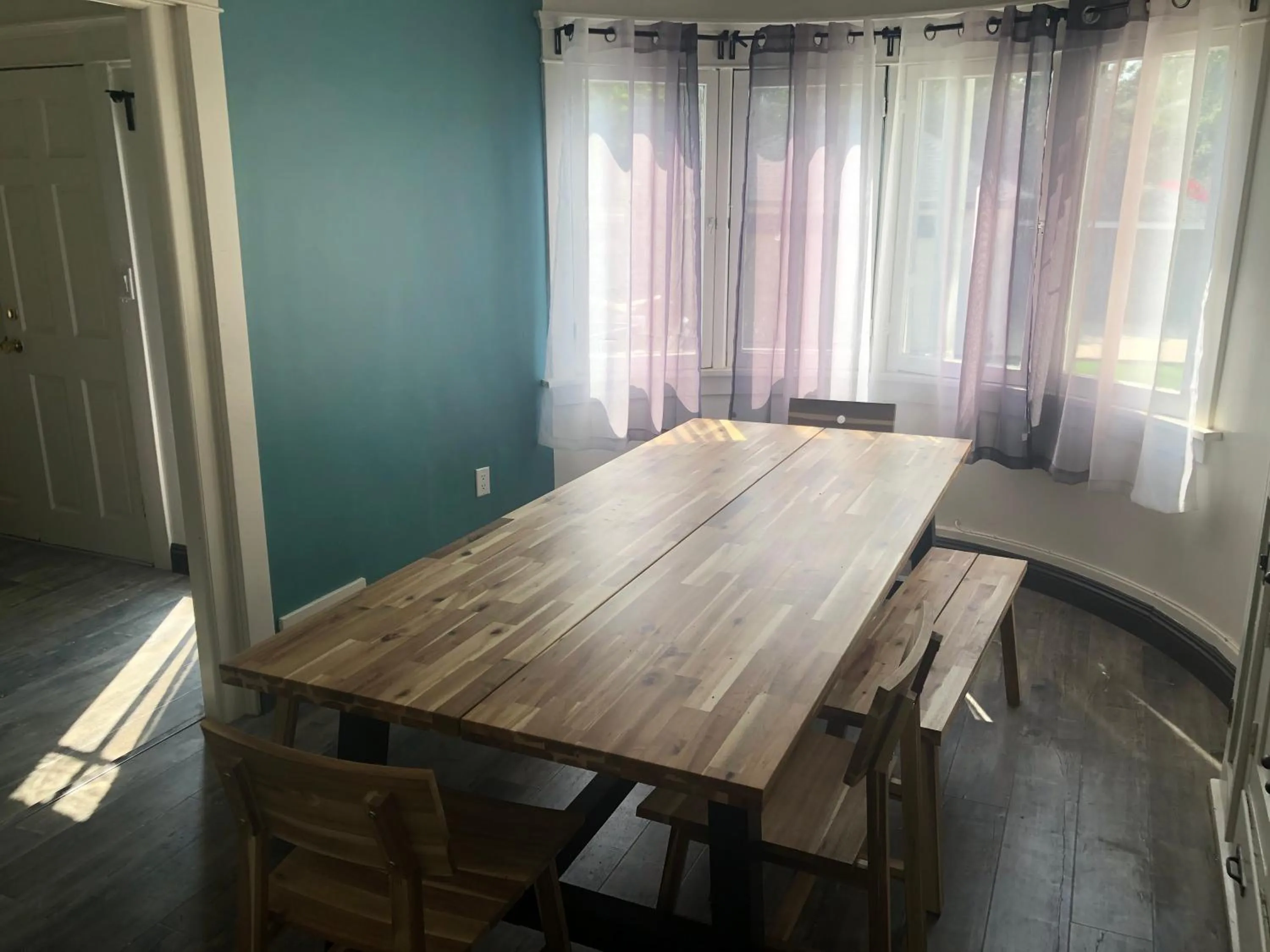 Dining area in The Wilshire Metro