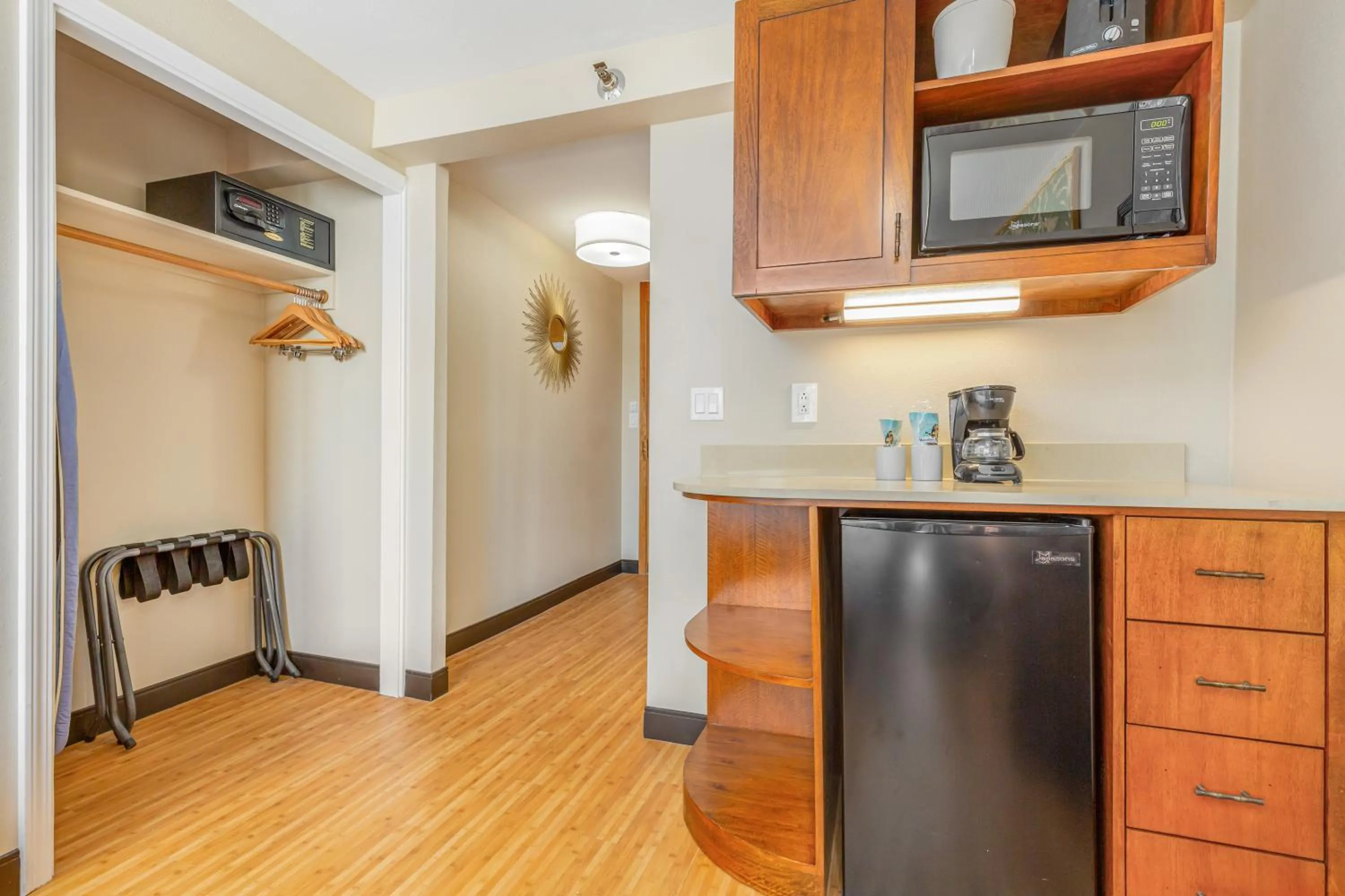 microwave in Castle Bamboo Waikīkī Hotel