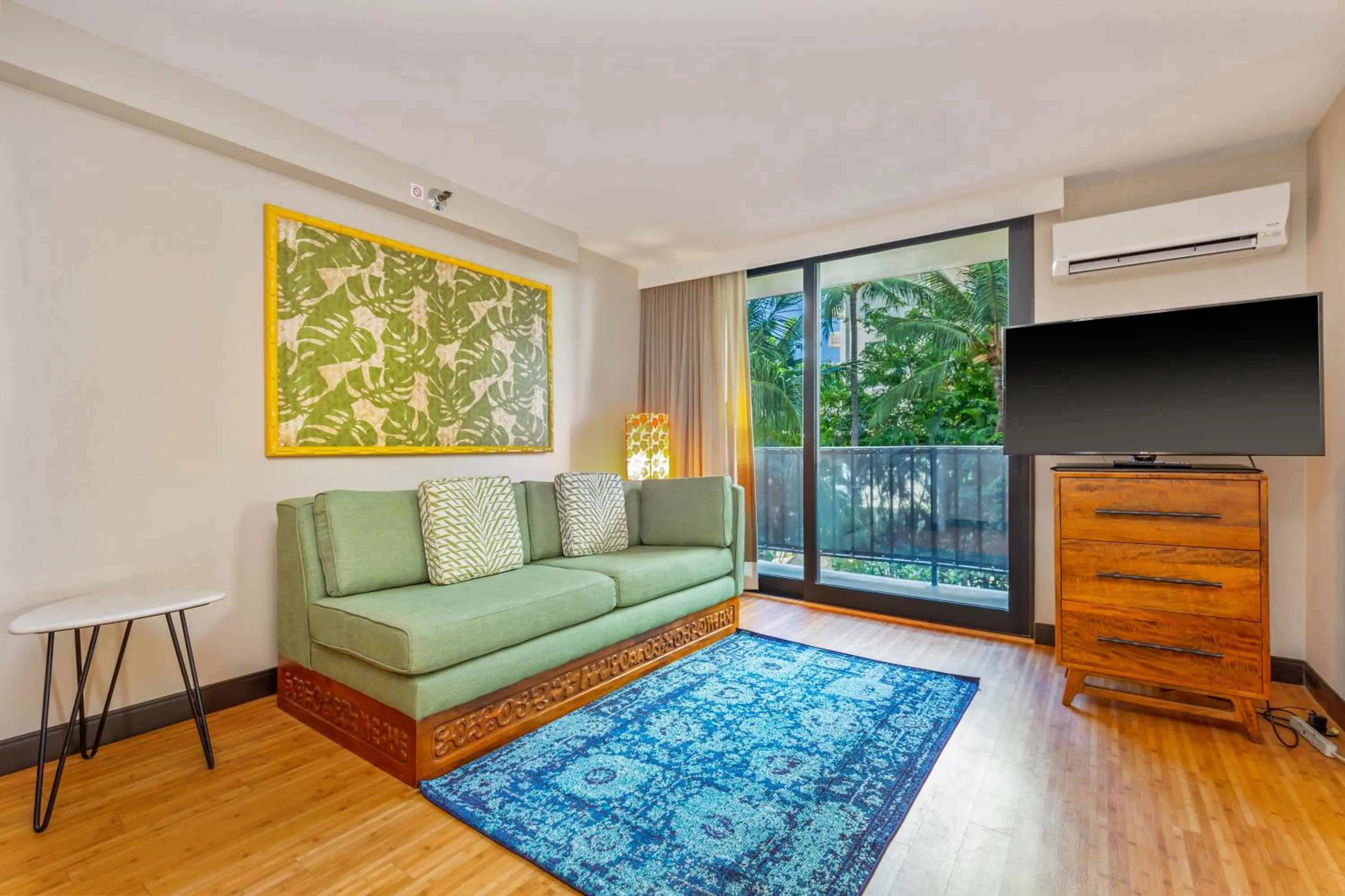 Bedroom in Castle Bamboo Waikīkī Hotel