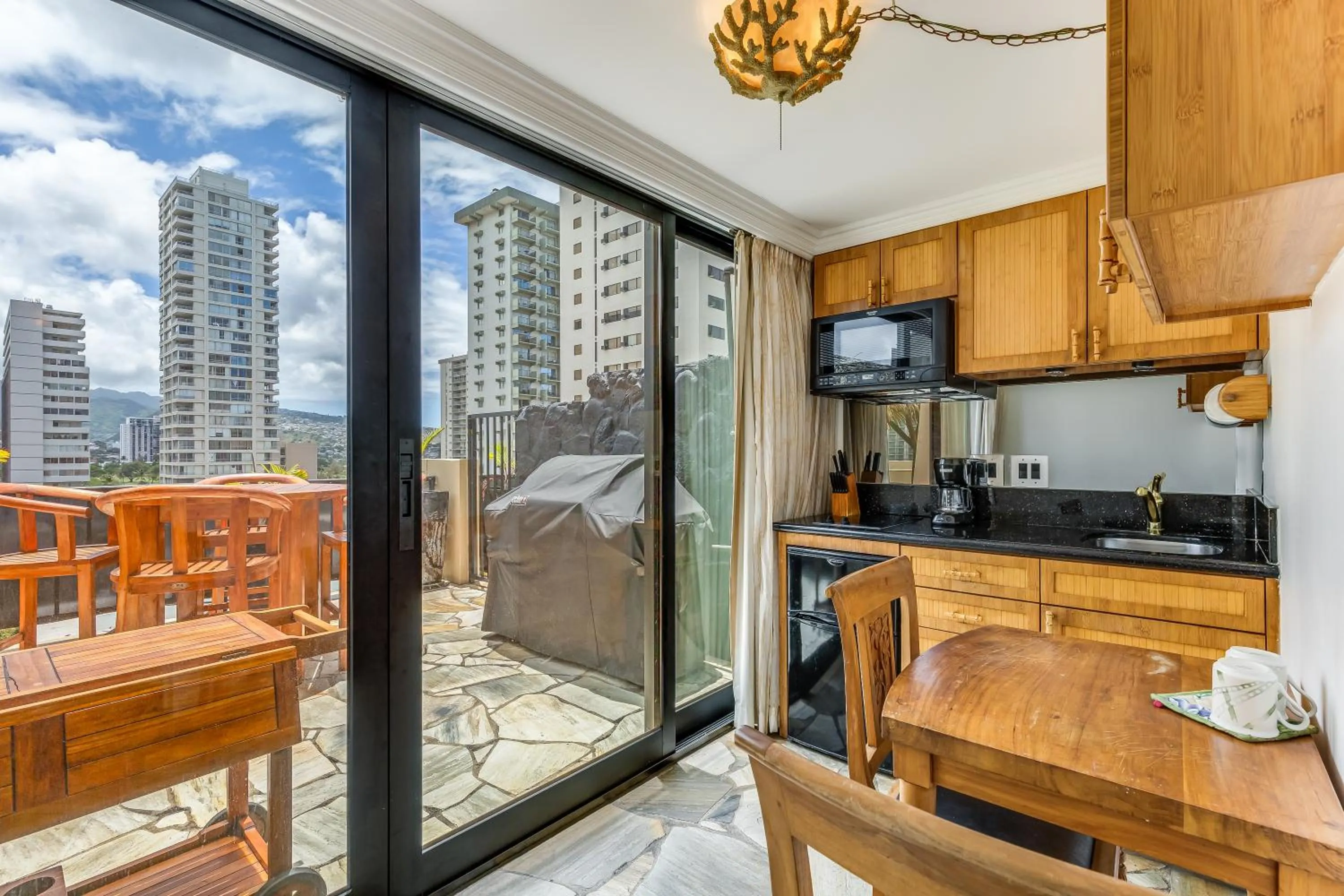 Kitchen or kitchenette in Castle Bamboo Waikīkī Hotel