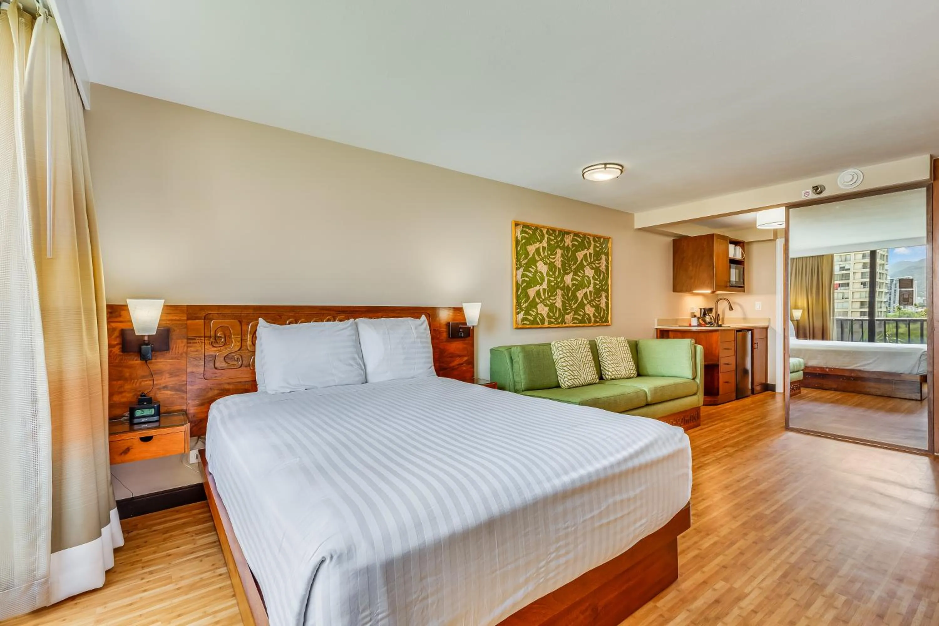 Bedroom, Bed in Castle Bamboo Waikīkī Hotel